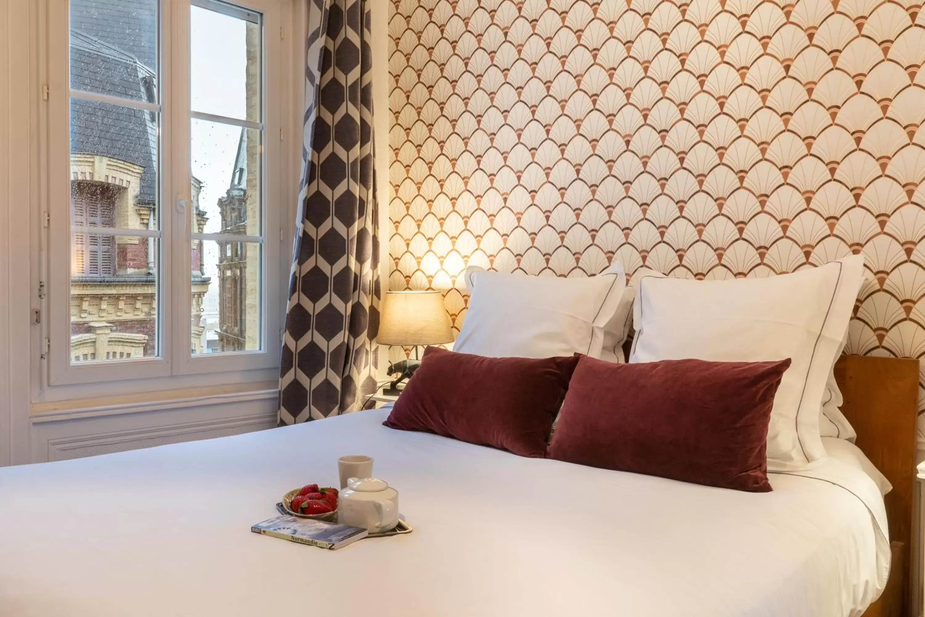 Bed in TOWNHOUSE TROUVILLE - Appart'Hotel & Studios