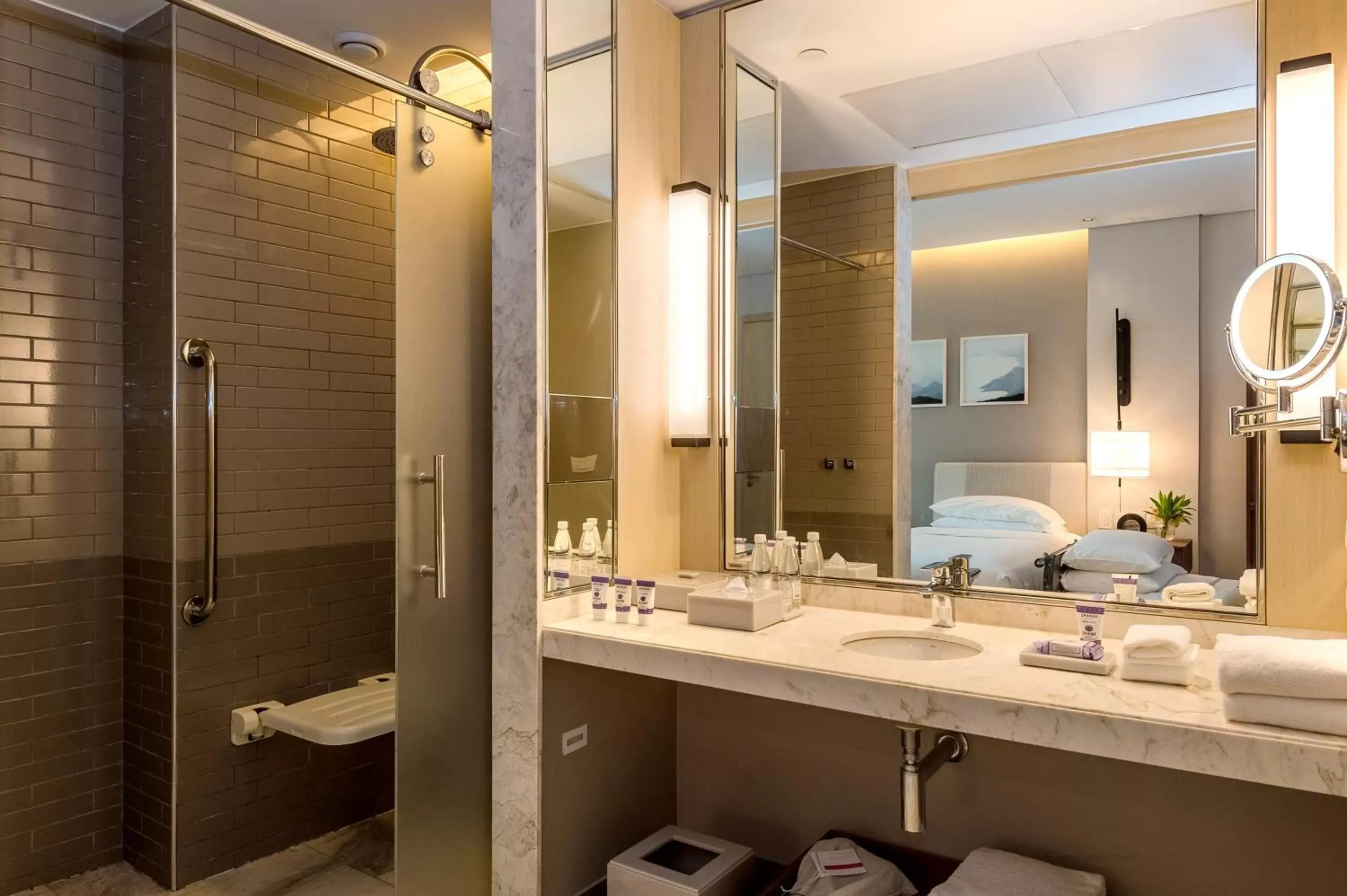 Twin Room with Accessible Shower - Disability Access in Grand Hyatt Rio de Janeiro