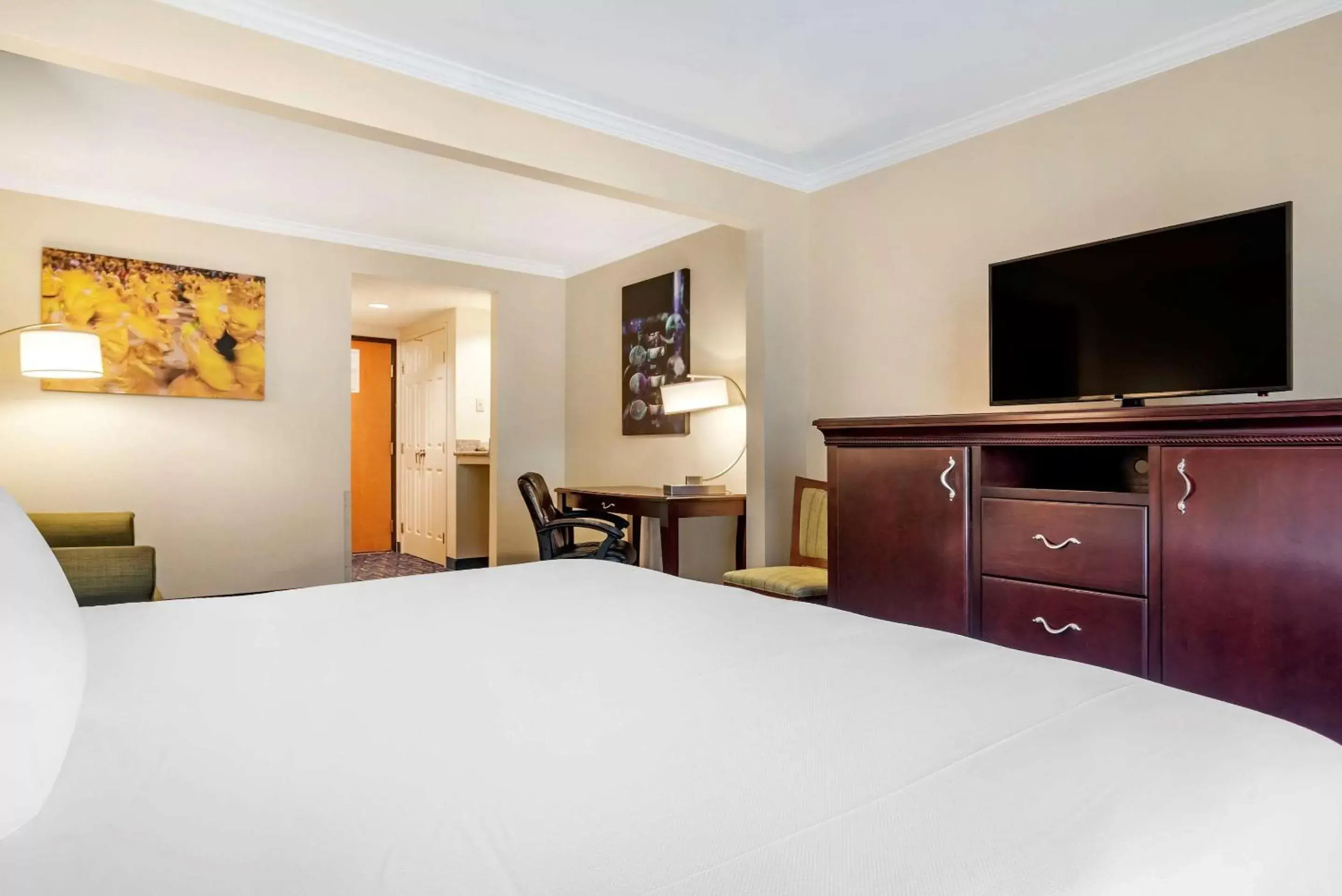 Photo of the whole room, Bed in Comfort Inn & Suites New Orleans Airport North