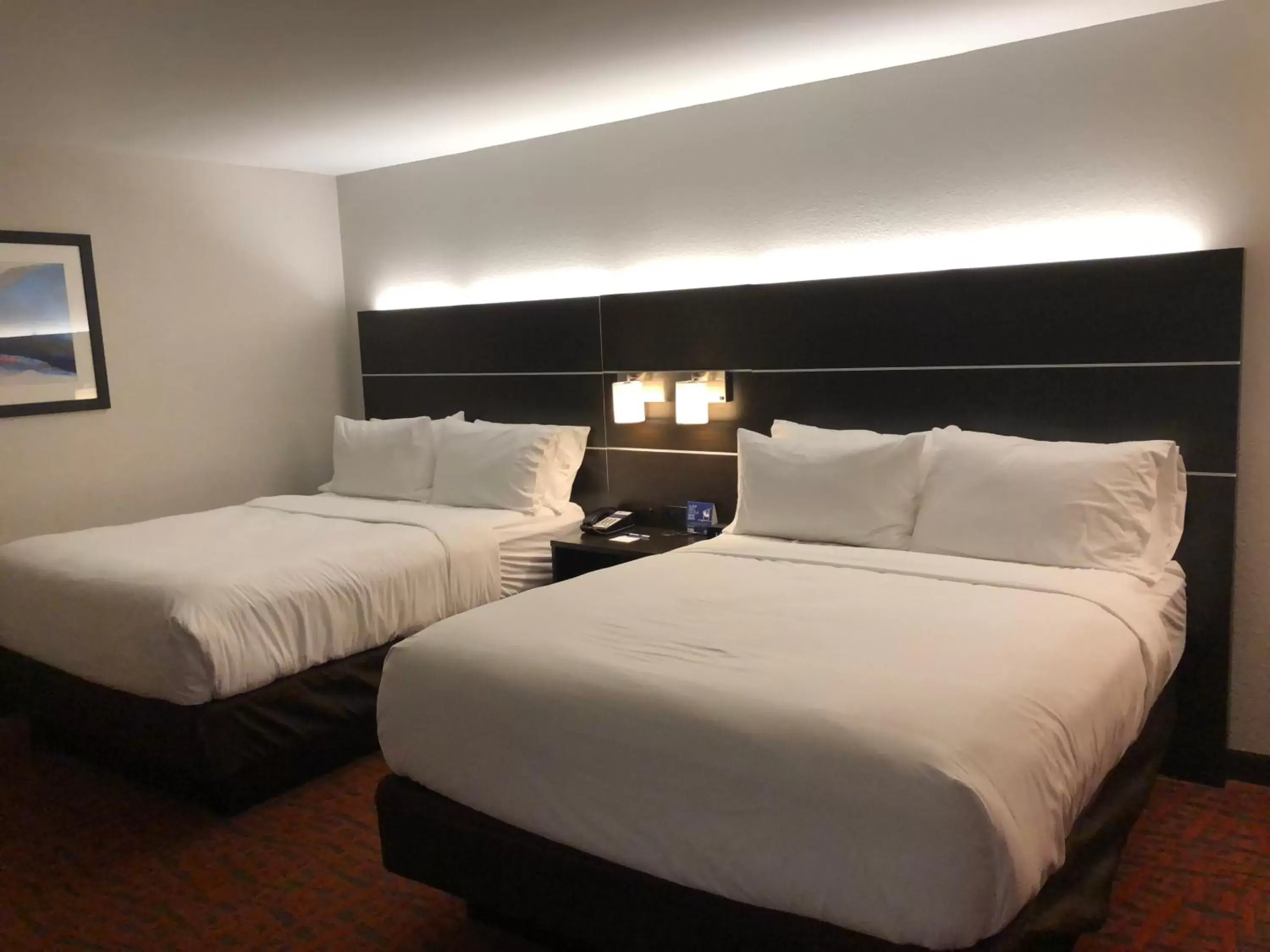 Bed in Holiday Inn Express Metropolis, an IHG Hotel