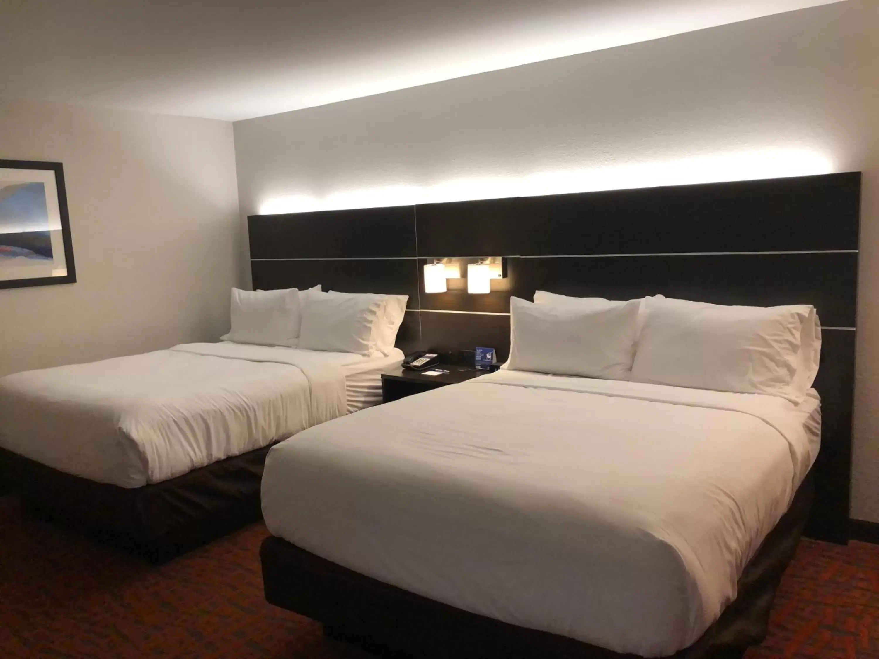 Bed in Holiday Inn Express Metropolis by IHG Bed in Holiday Inn Express Metropolis by IHG