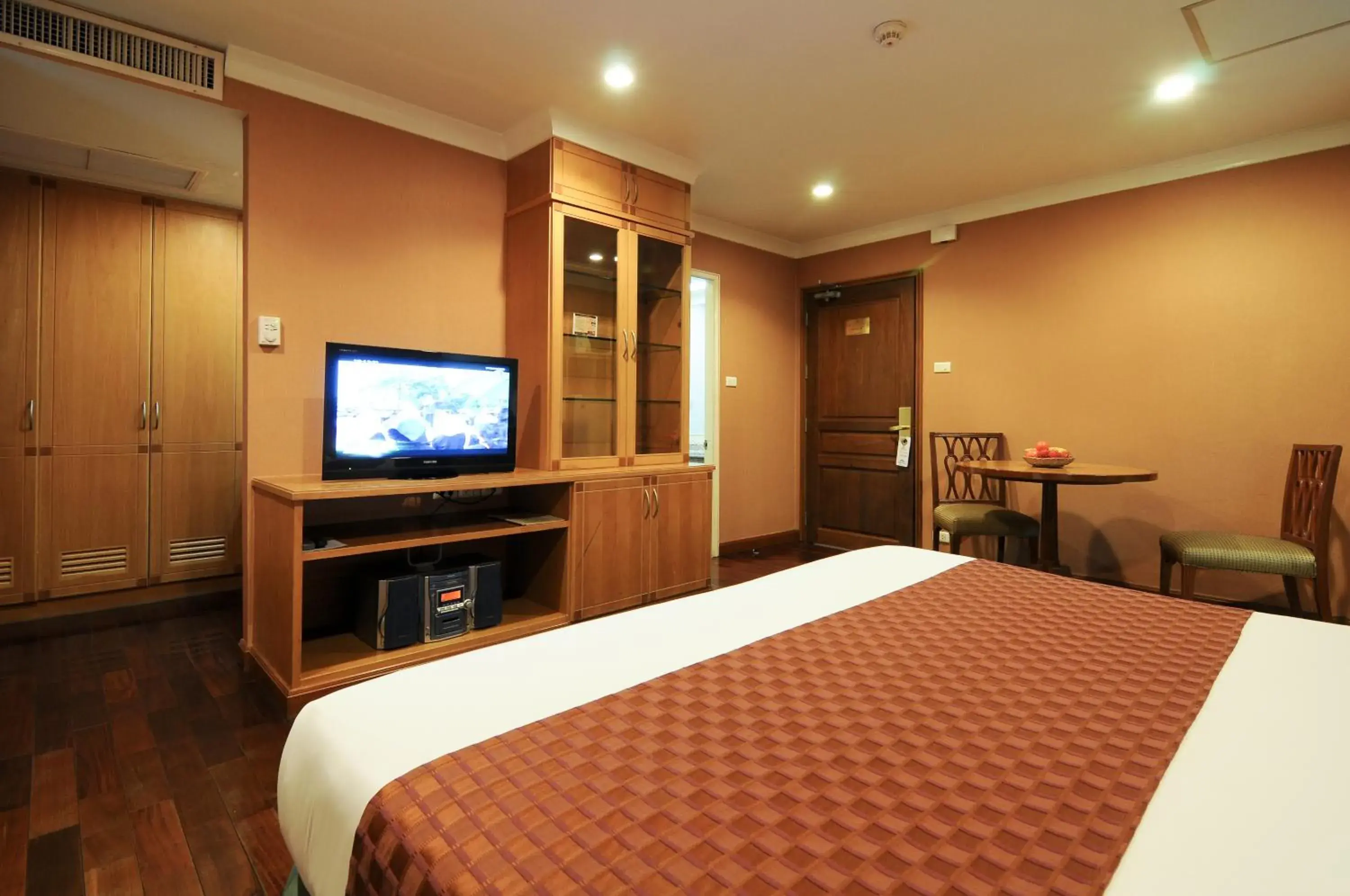 Bed, TV/Entertainment Center in Admiral Suites Bangkok