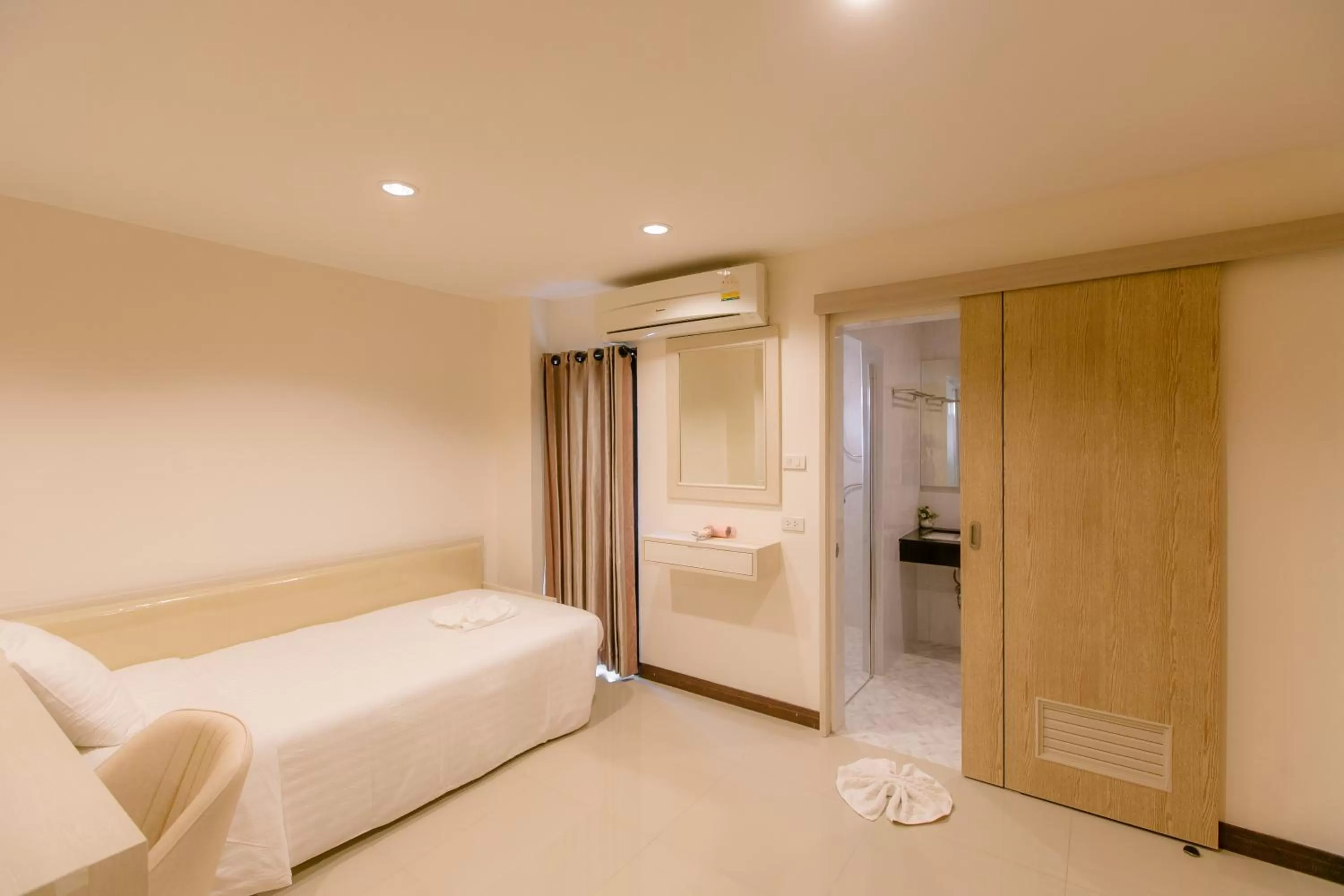 Bed in De Hug Hotel & Residence