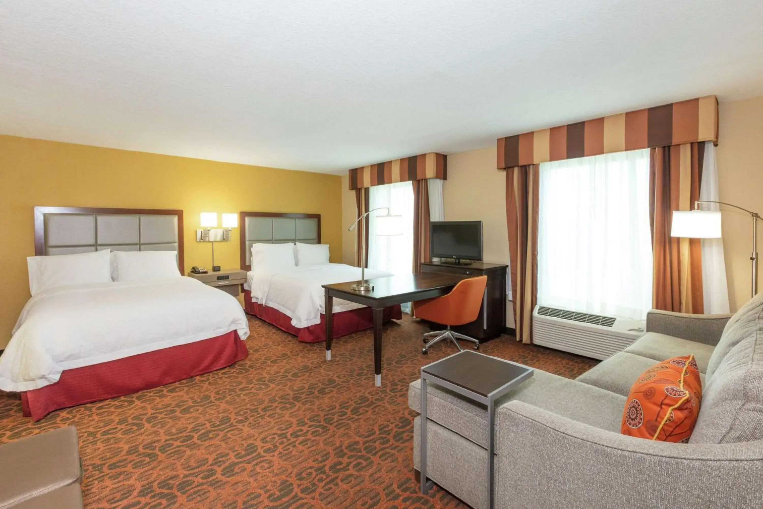 Bedroom in Hampton Inn & Suites Jacksonville-Airport