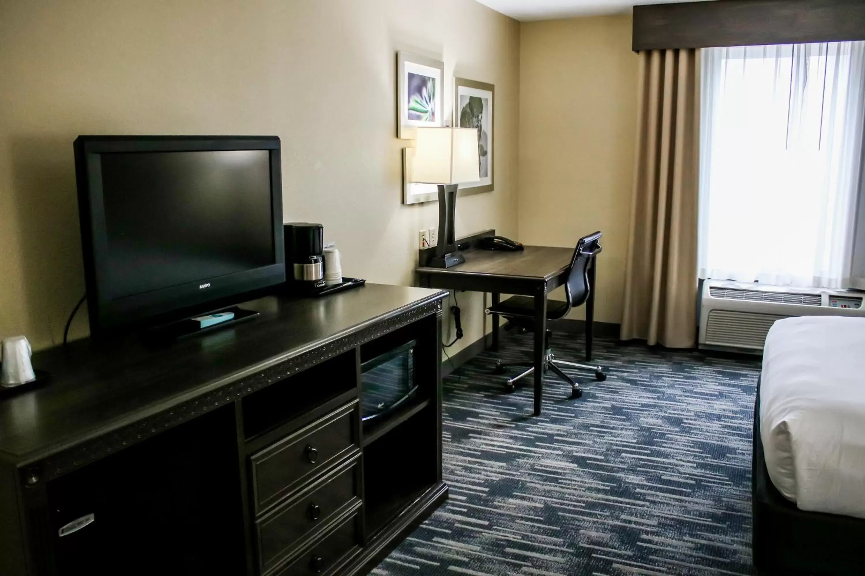 TV and multimedia, TV/Entertainment Center in Country Inn & Suites by Radisson, Richmond West at I-64, VA