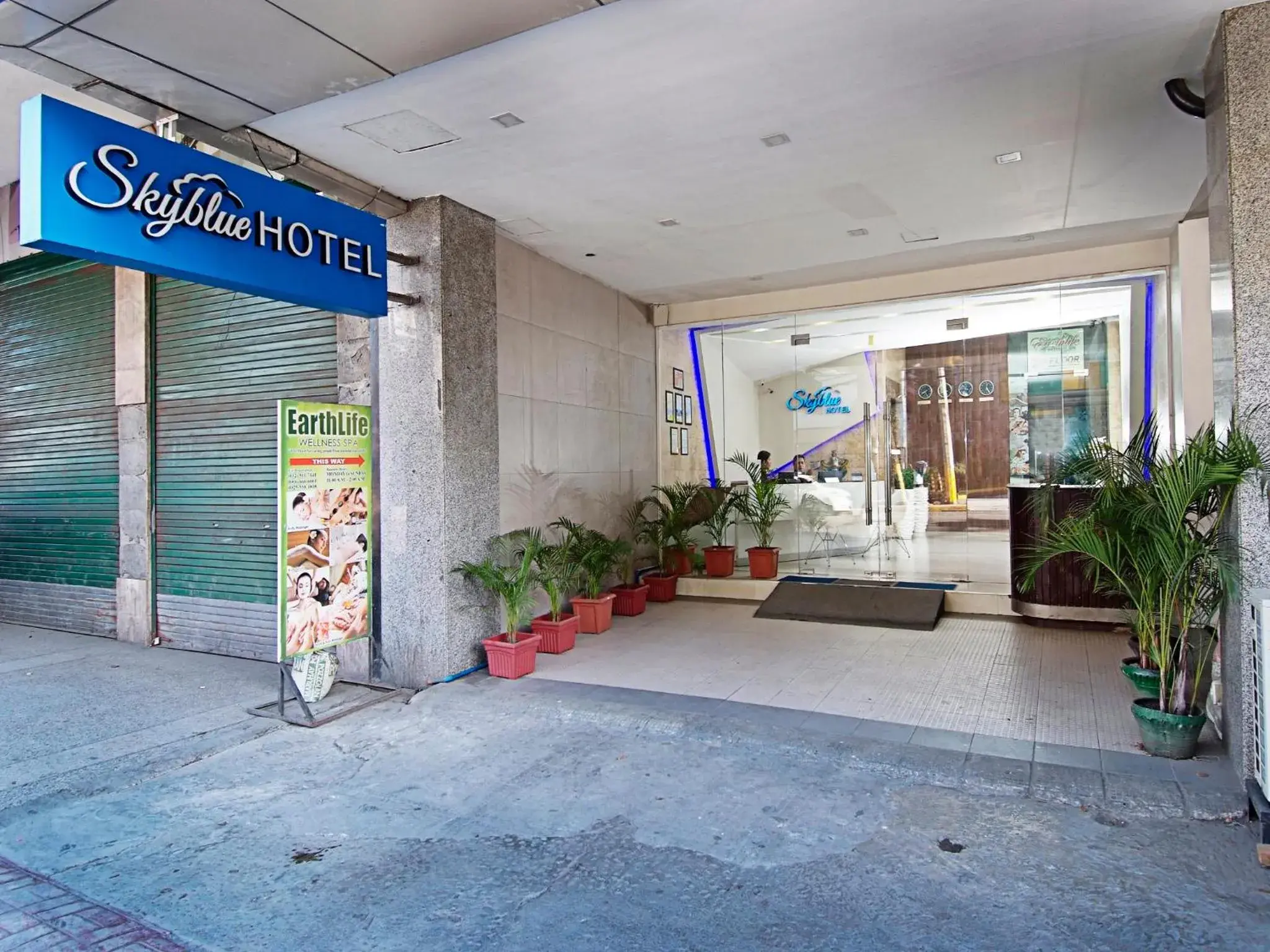 Facade/entrance in Skyblue Hotel