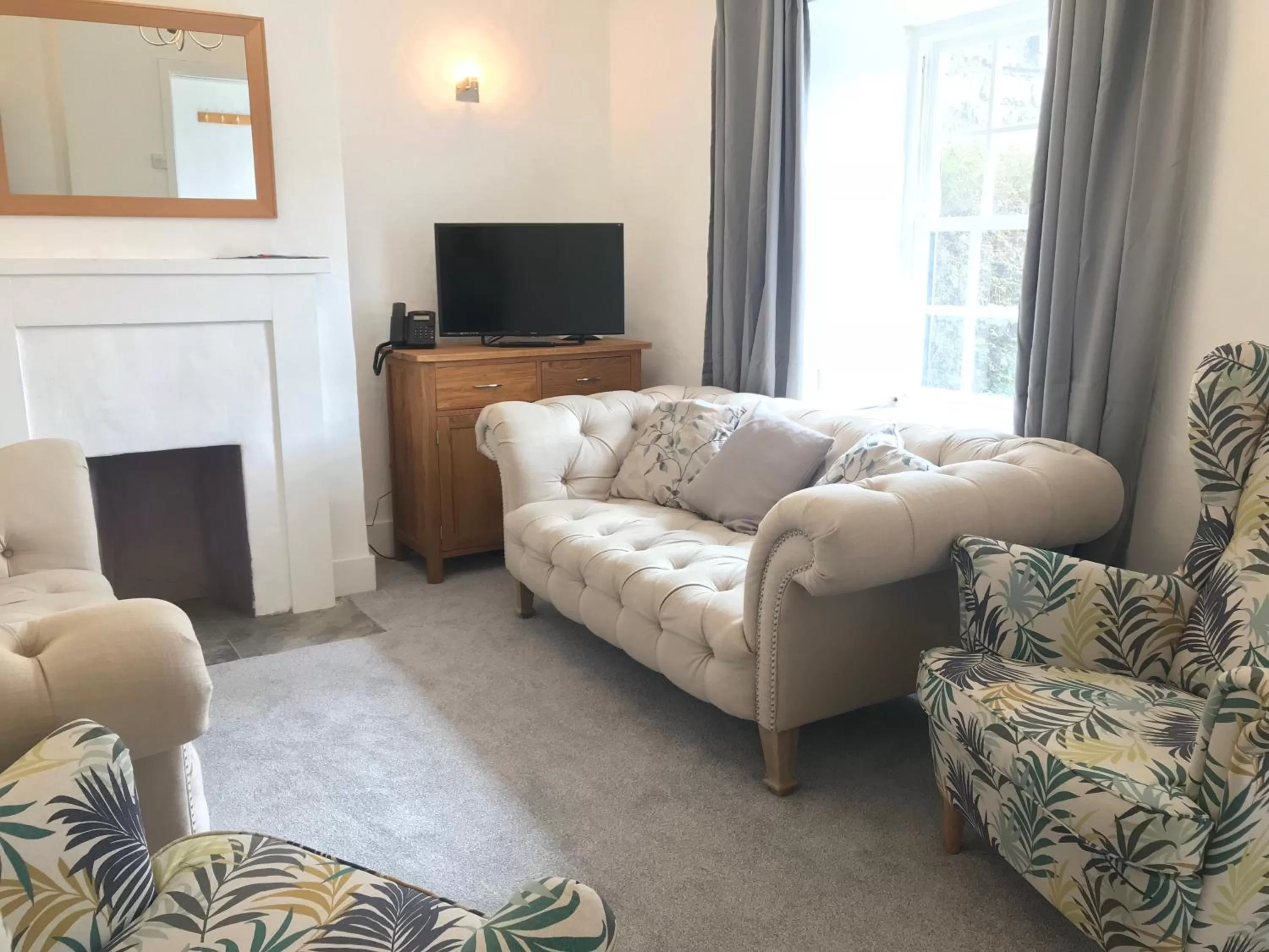 Living room in The Golden Fleece Inn