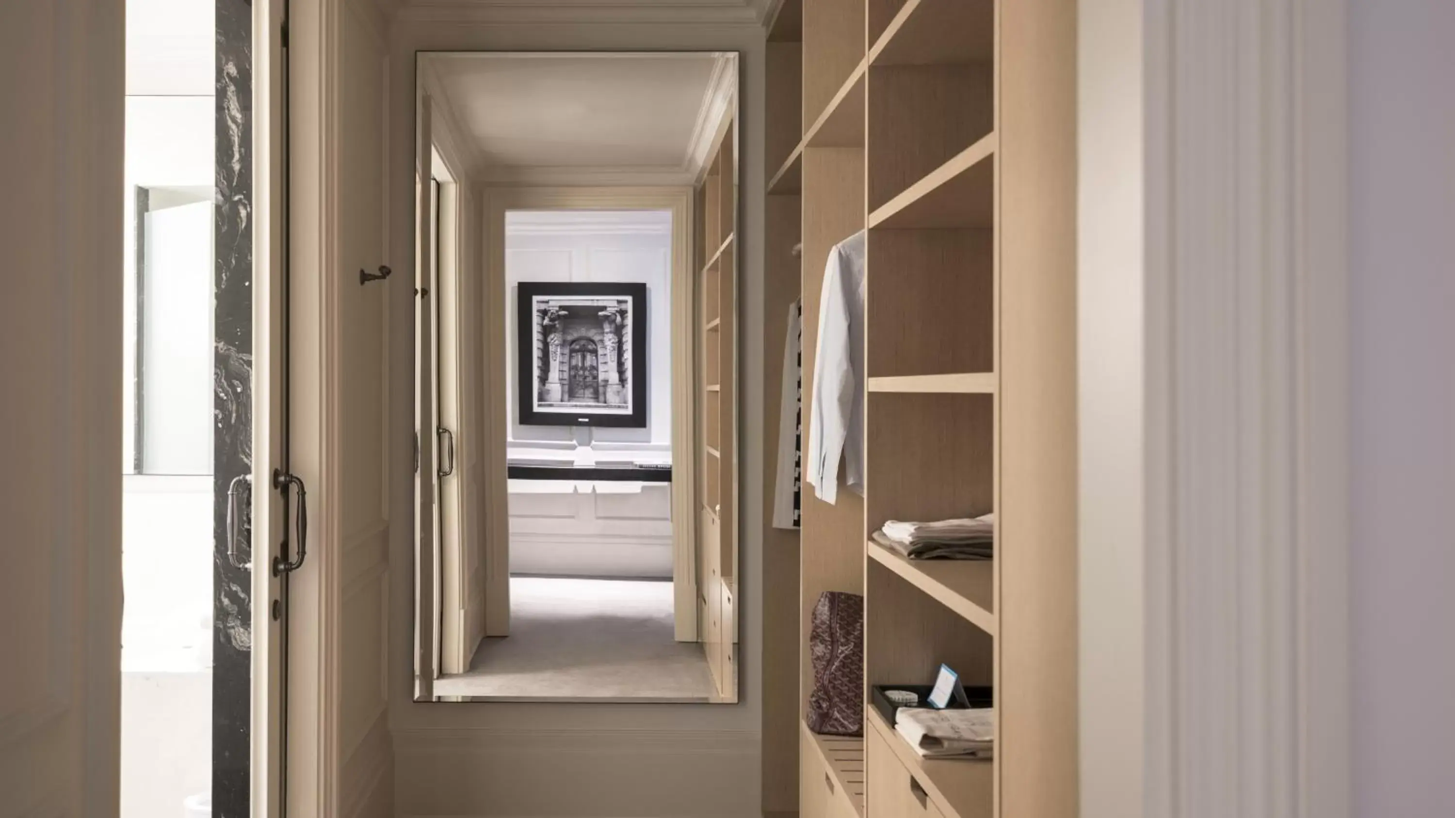 wardrobe in Palácio Tangará - an Oetker Collection Hotel