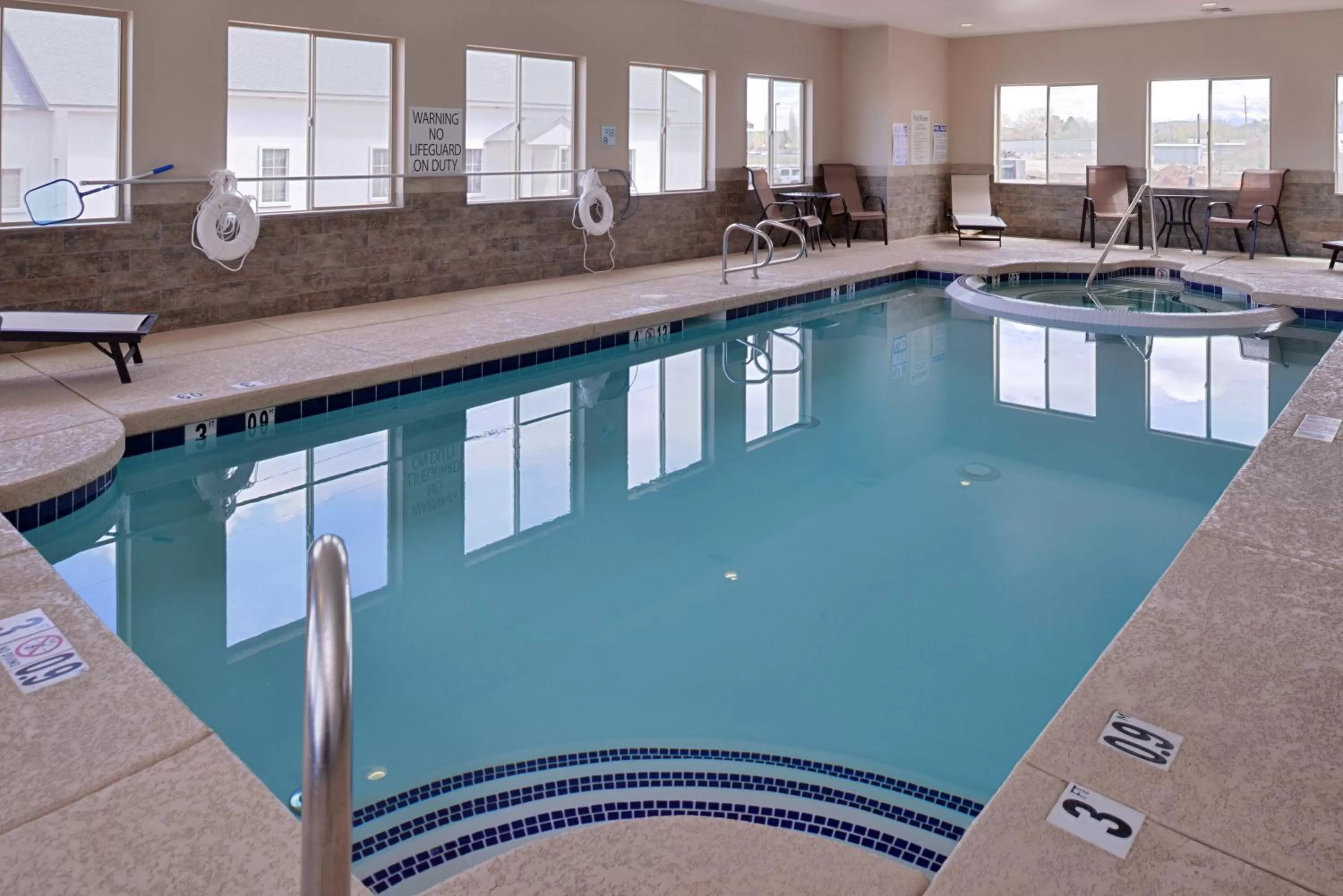 Swimming pool in Holiday Inn Express & Suites Williams by IHG