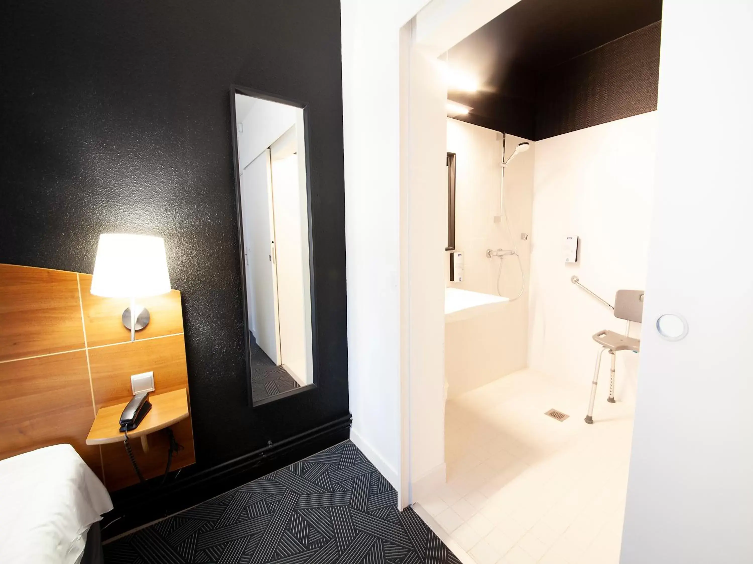 Bathroom, Bed in Kyriad Hotel Clermont Ferrand Centre