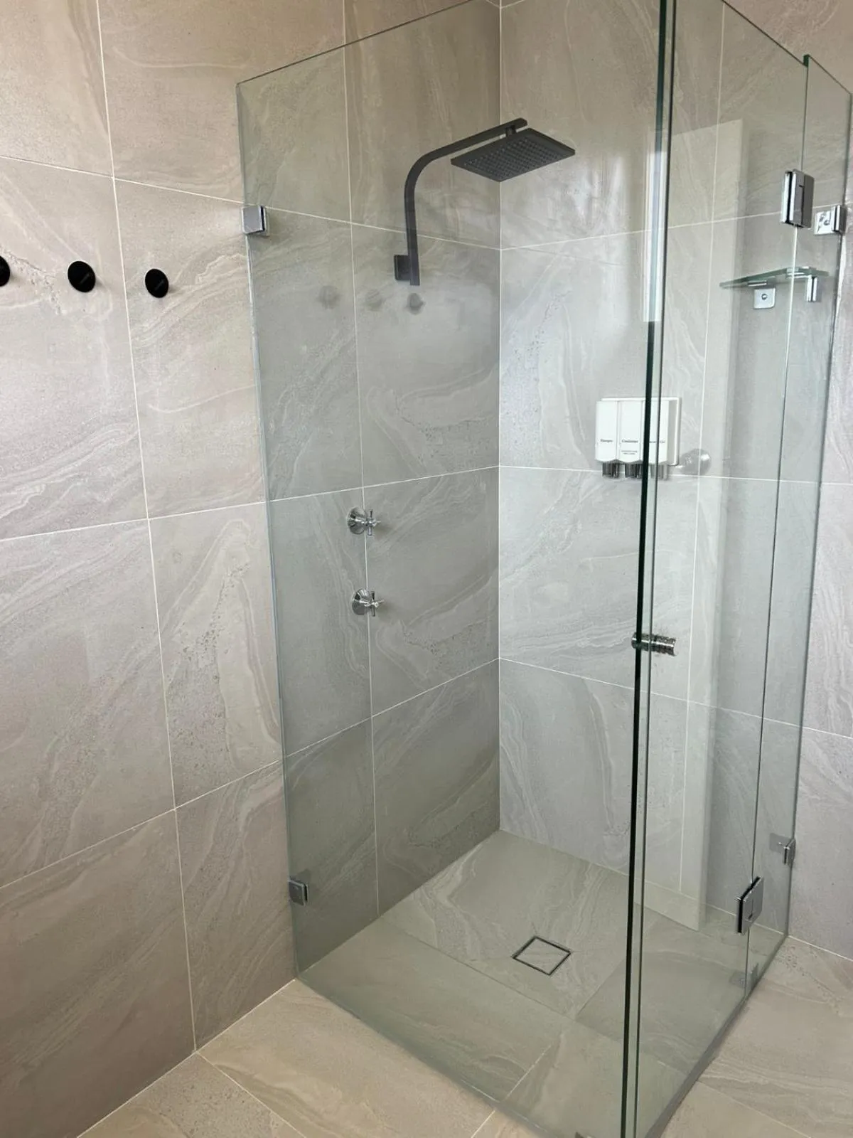 Shower in Country Lodge Motor Inn