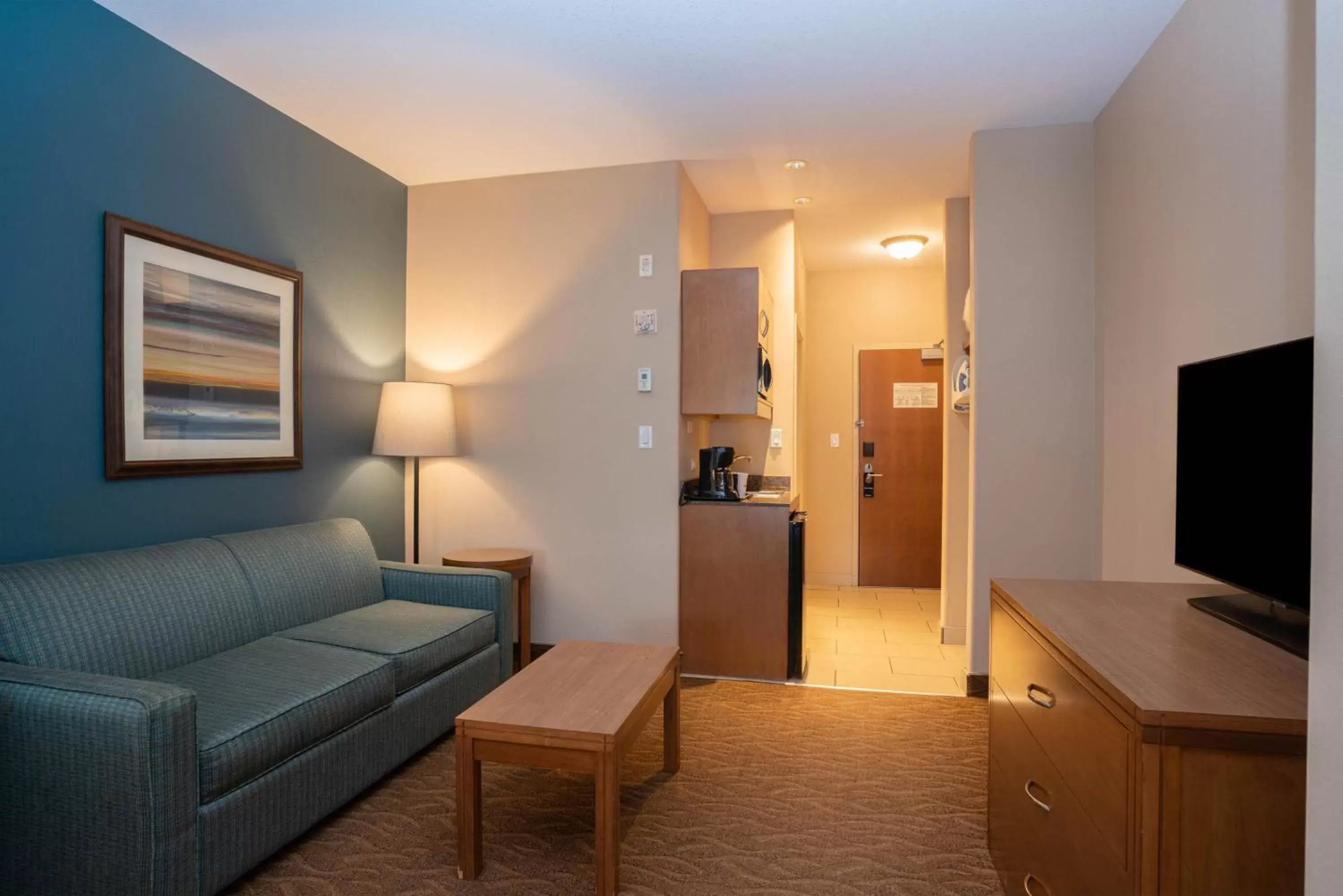 Photo of the whole room, Seating Area in Sandman Hotel and Suites Squamish