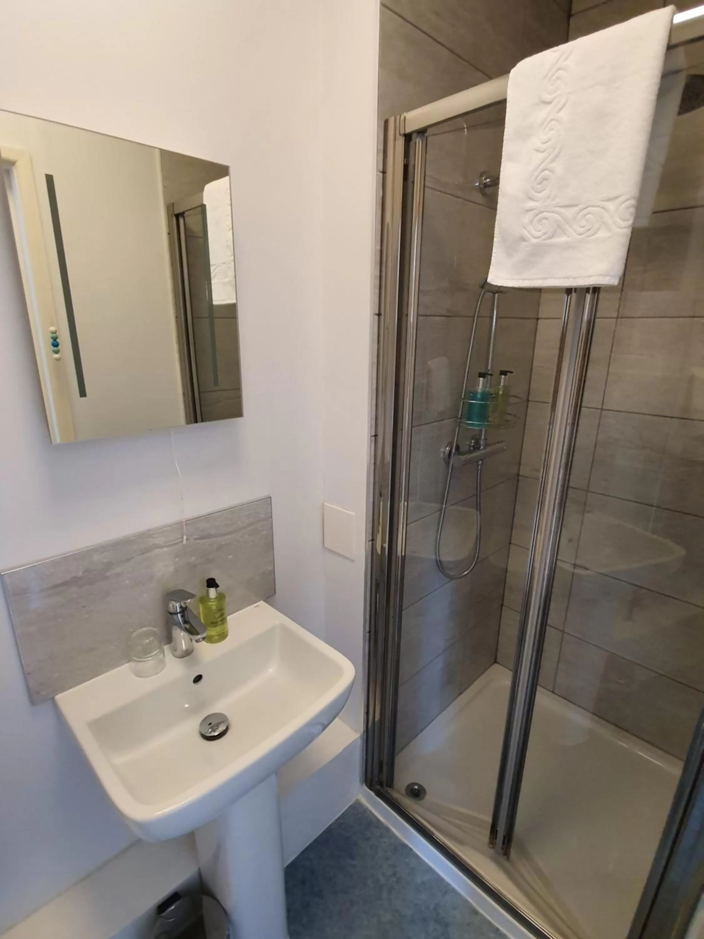 Shower in Alexandra Hotel