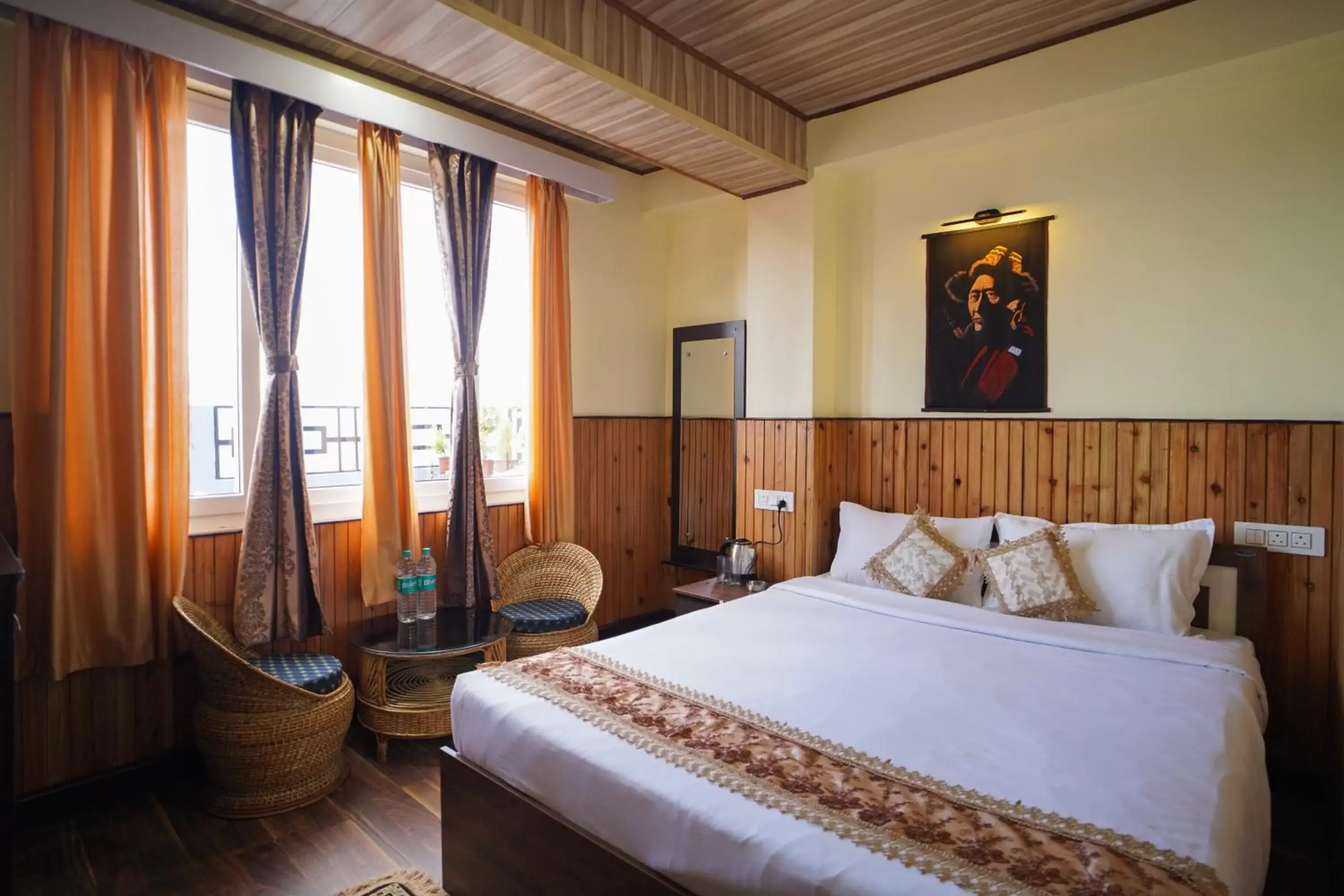 Bed in Hotel Hill Queen near Sherpa Gumba Darjeeling Mall 5 Min Couple Friendly Bed in Hotel Hill Queen near Sherpa Gumba Darjeeling Mall 5 Min Couple Friendly