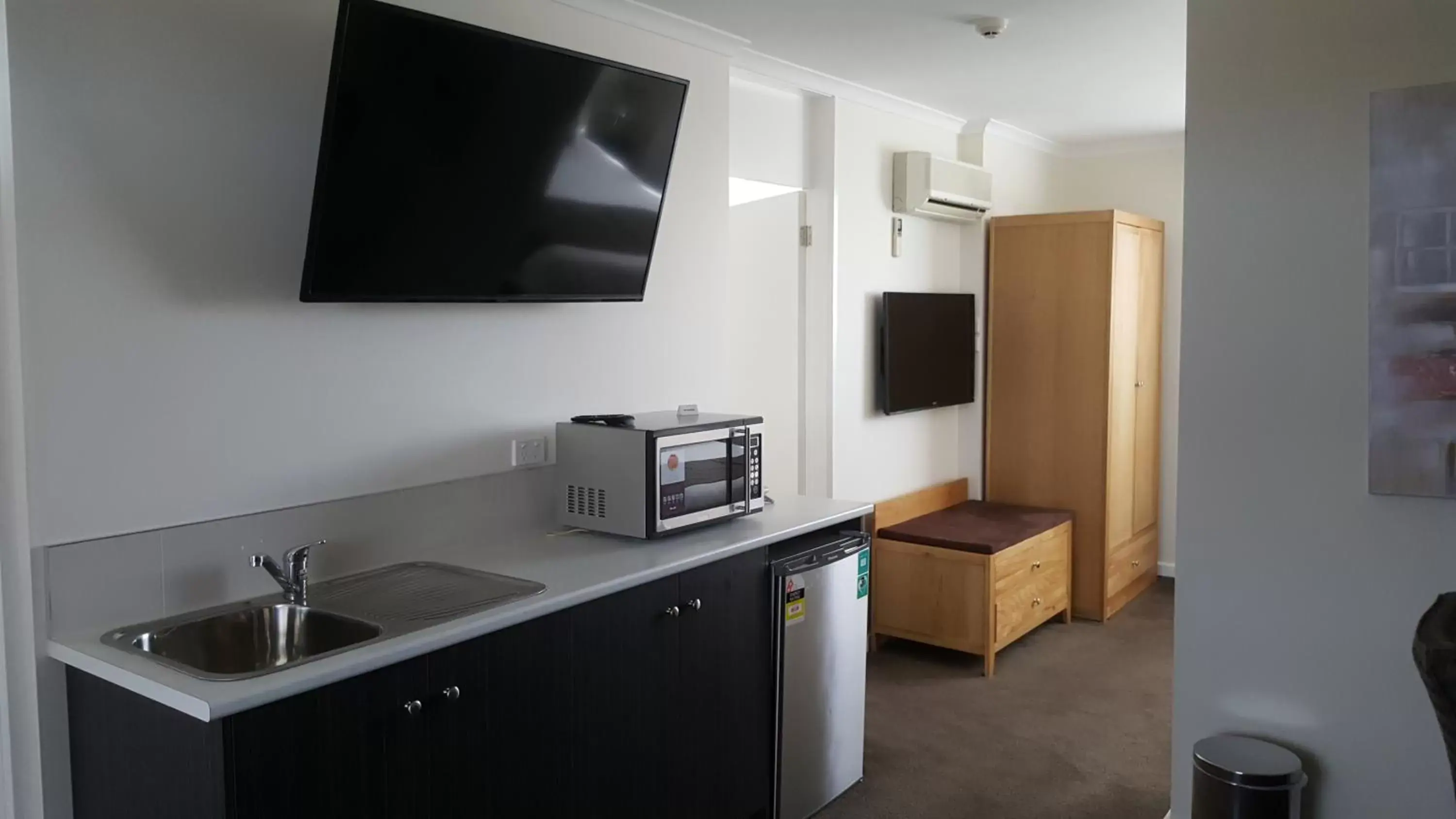 TV and multimedia, Kitchen/Kitchenette in Mid City Motel Warrnambool