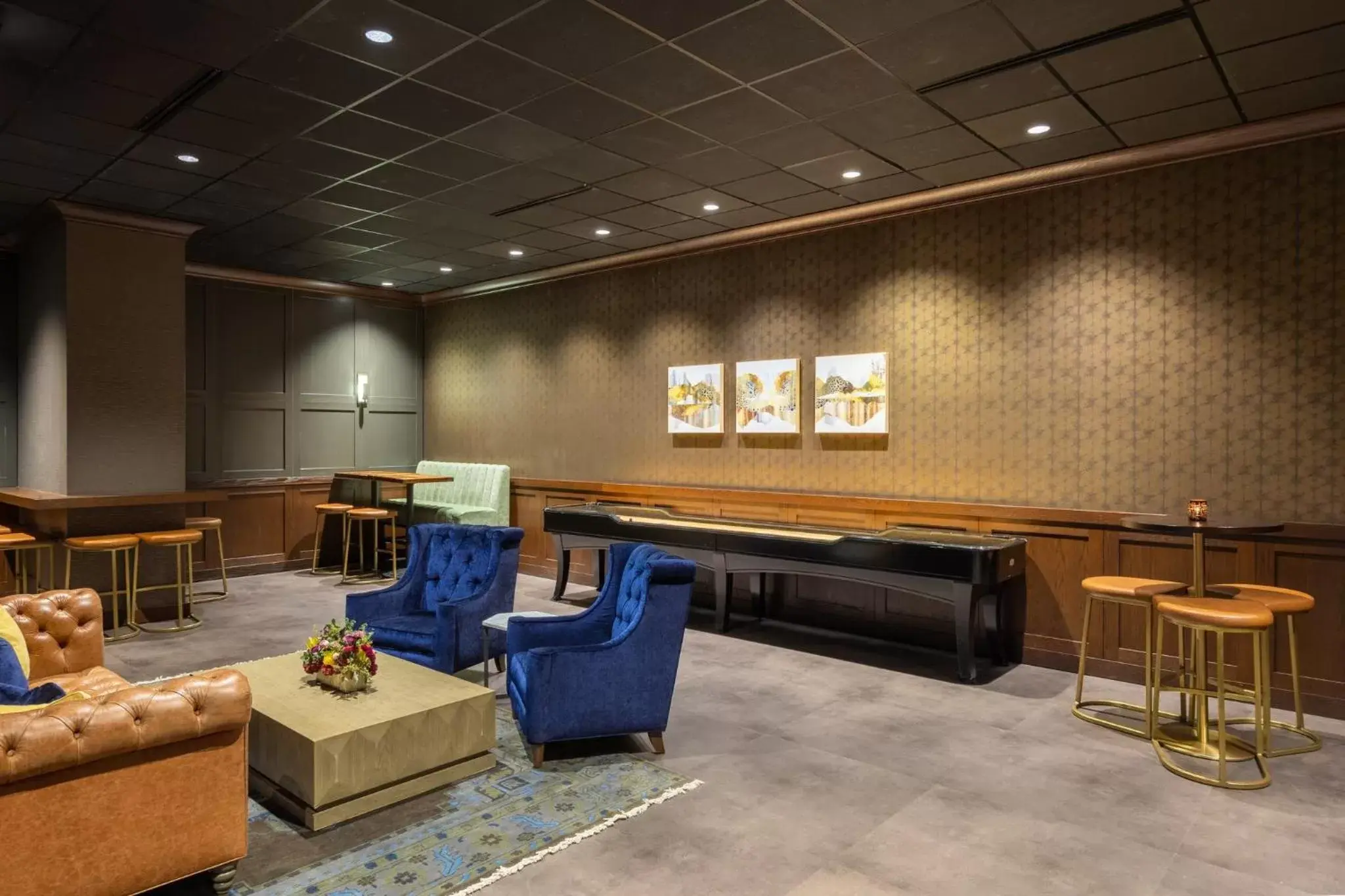Lounge or bar in InterContinental Minneapolis - St. Paul Airport, an IHG Hotel