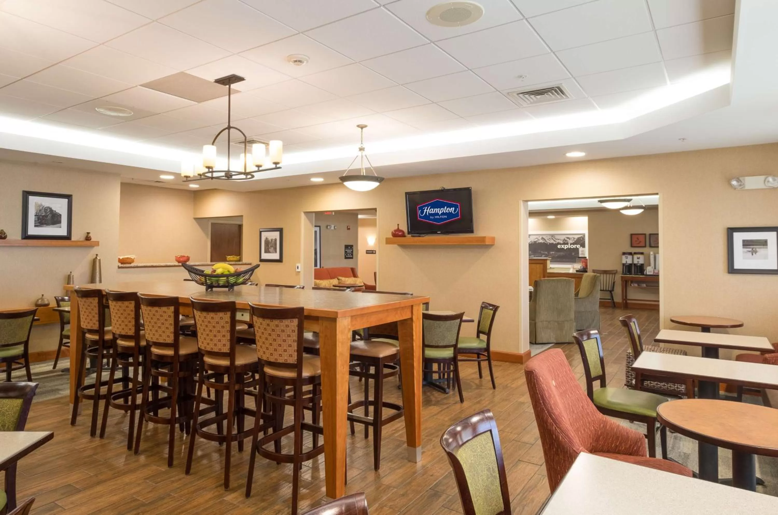 Dining area in Hampton Inn Waterville