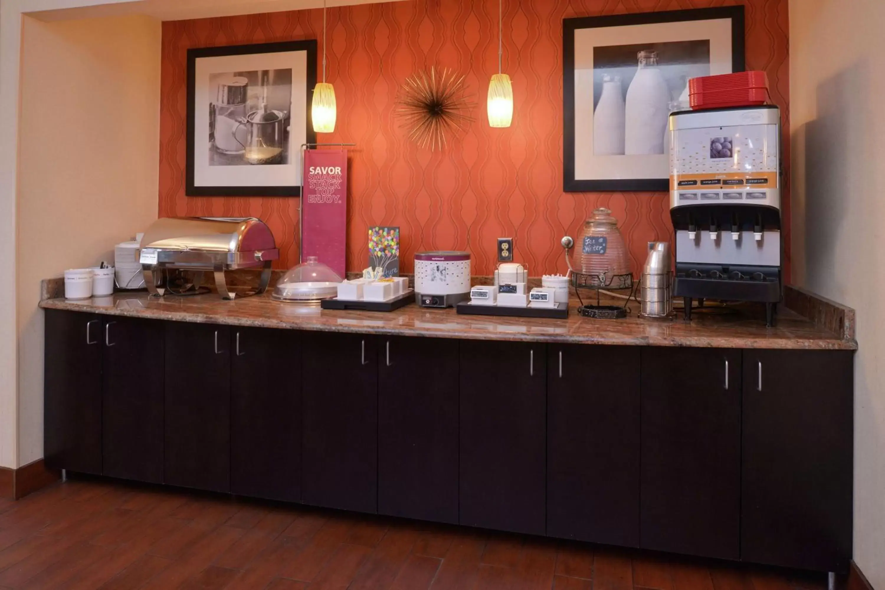 Dining area, Kitchen/Kitchenette in Hampton Inn Columbus-East