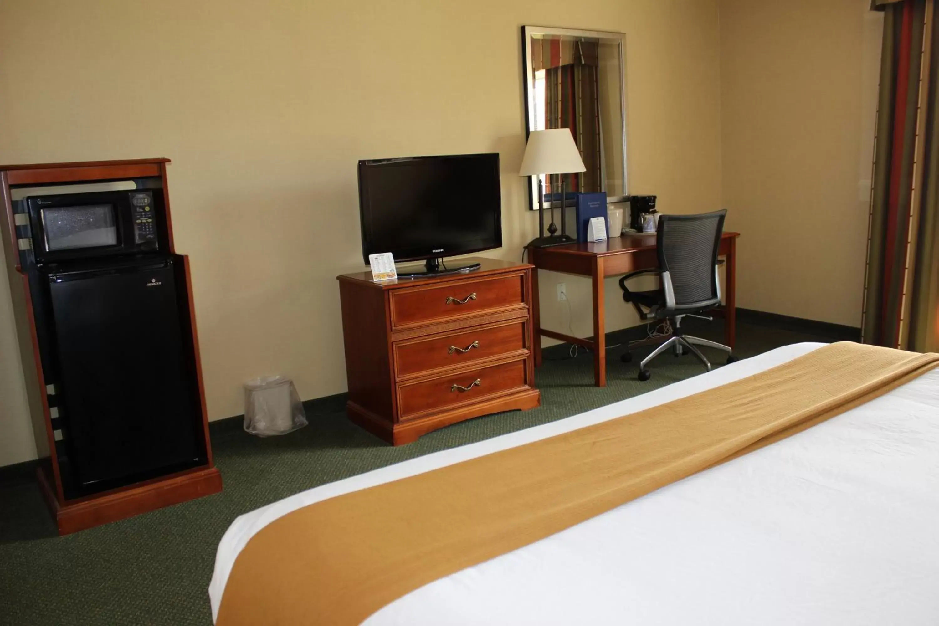 Bed in Holiday Inn Express Tehachapi by IHG Bed in Holiday Inn Express Tehachapi by IHG