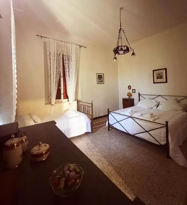 Comfort Triple Room in Villa Angelina Historic Residence - Lucca Centro Comfort Triple Room in Villa Angelina Historic Residence - Lucca Centro