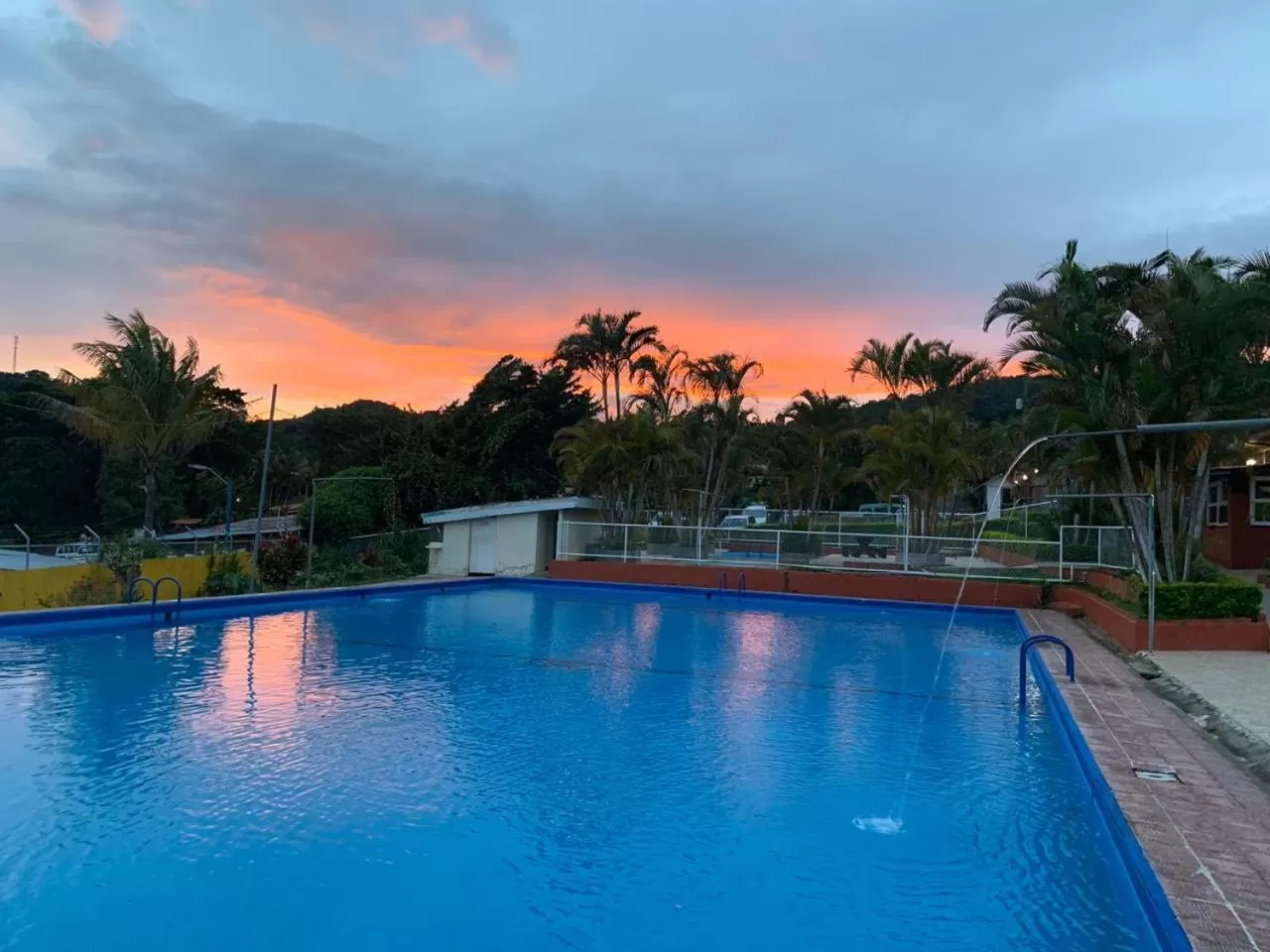 Swimming pool, Sunrise/Sunset in Hotel Palenque Tarrazu