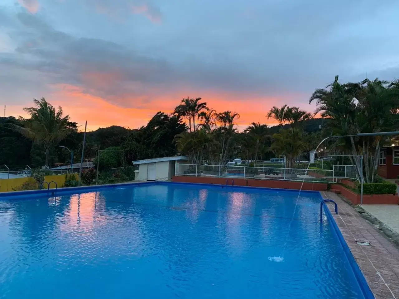 Swimming pool, Sunrise/Sunset in Hotel Palenque Tarrazu