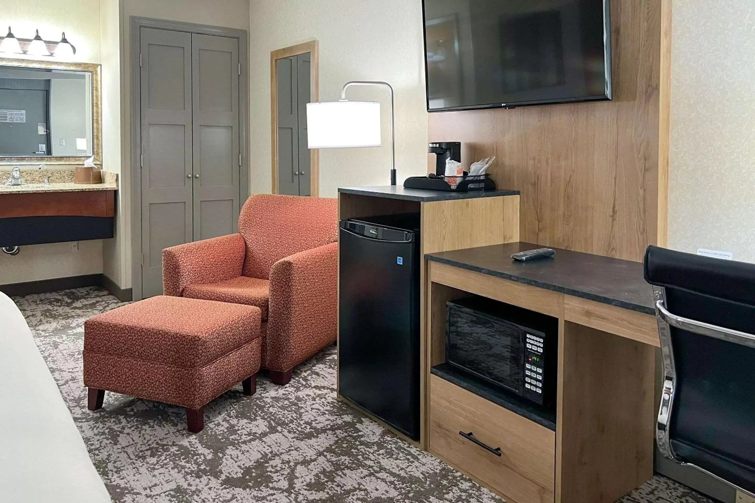 Bedroom, TV/Entertainment Center in Maine Evergreen Hotel, Ascend Hotel Collection