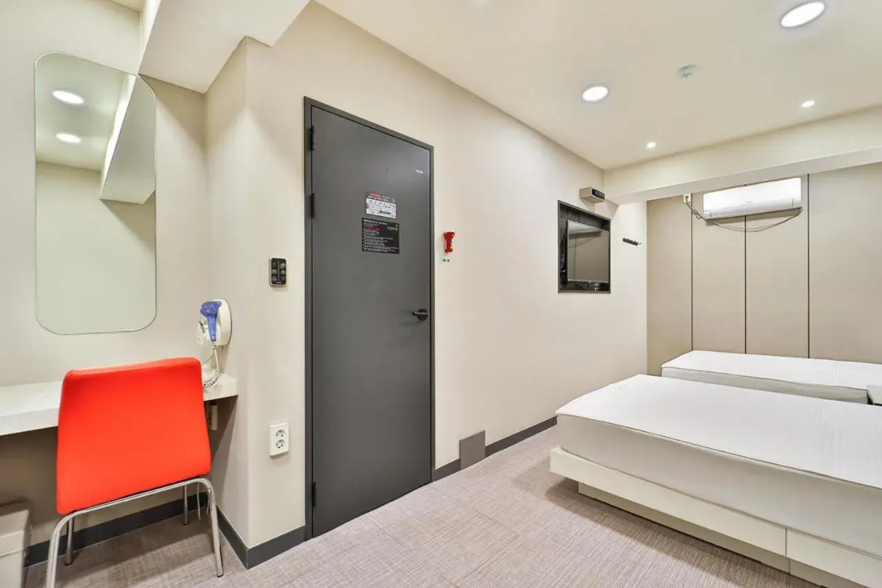Bedroom, Bed in Top Motel