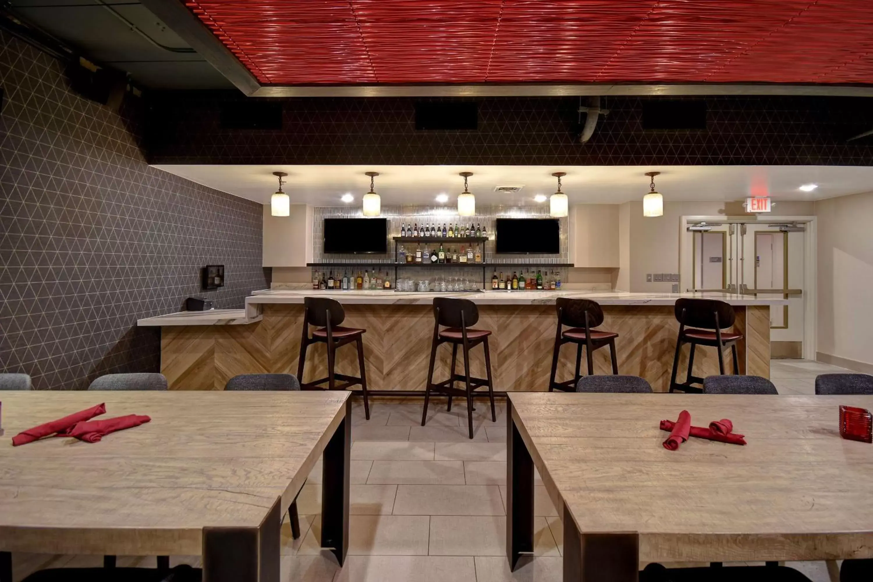 Lounge or bar, Restaurant/Places to Eat in DoubleTree by Hilton St. Louis Airport, MO