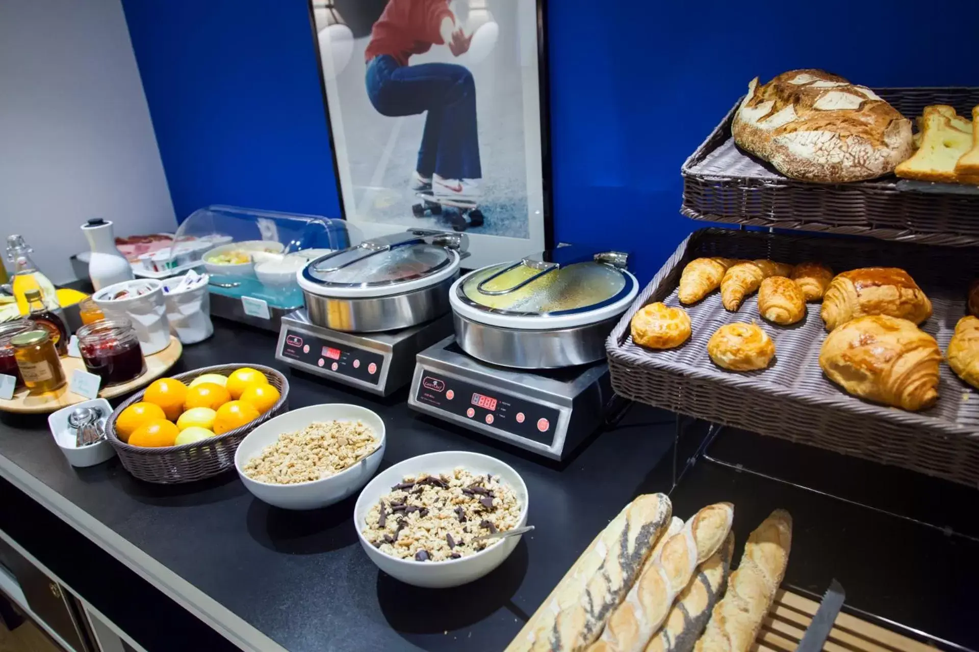 Breakfast, Food in The Originals Boutique, Hôtel Le Lion, Clermont-Ferrand