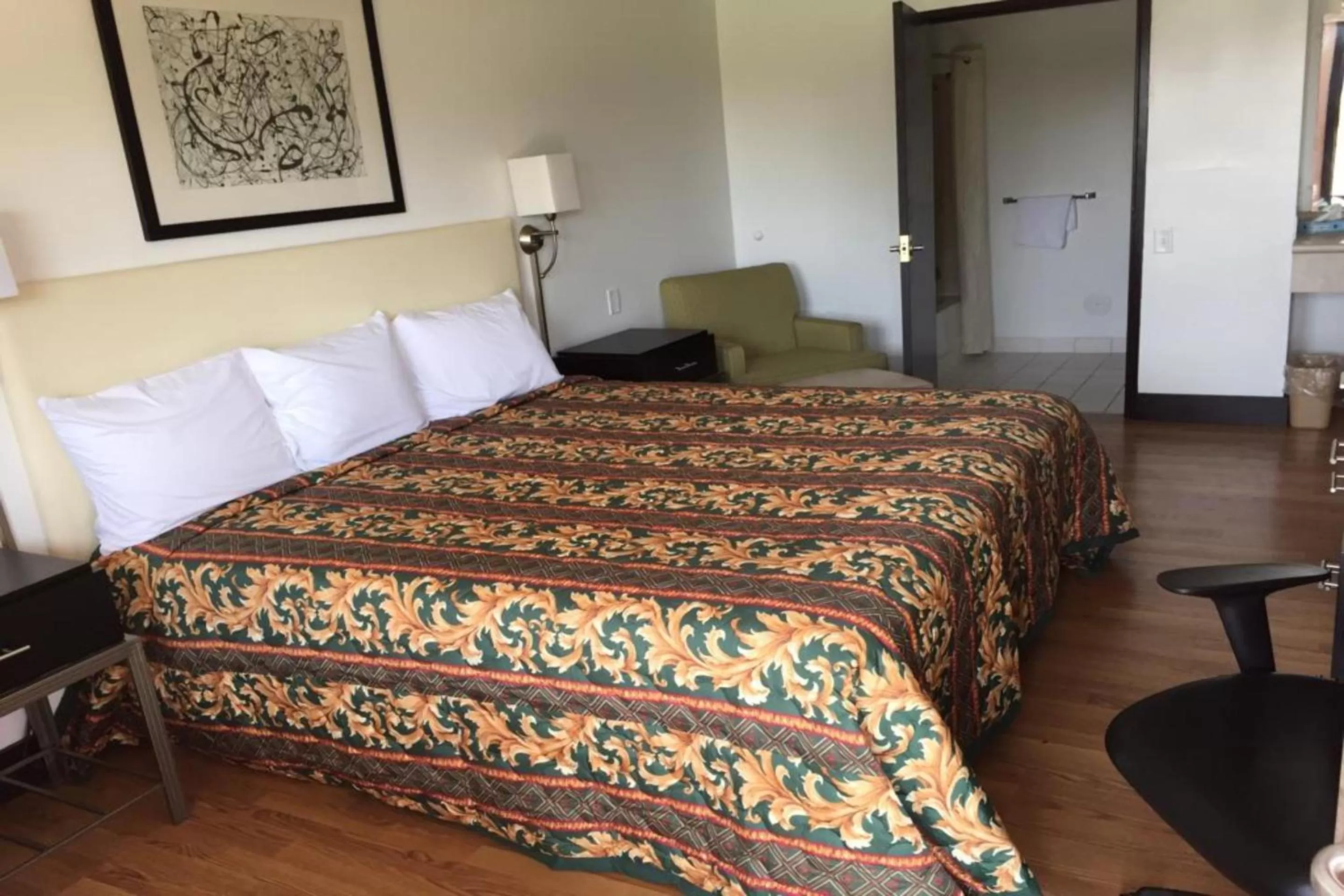 Bedroom, Bed in Economy Inn of Holland