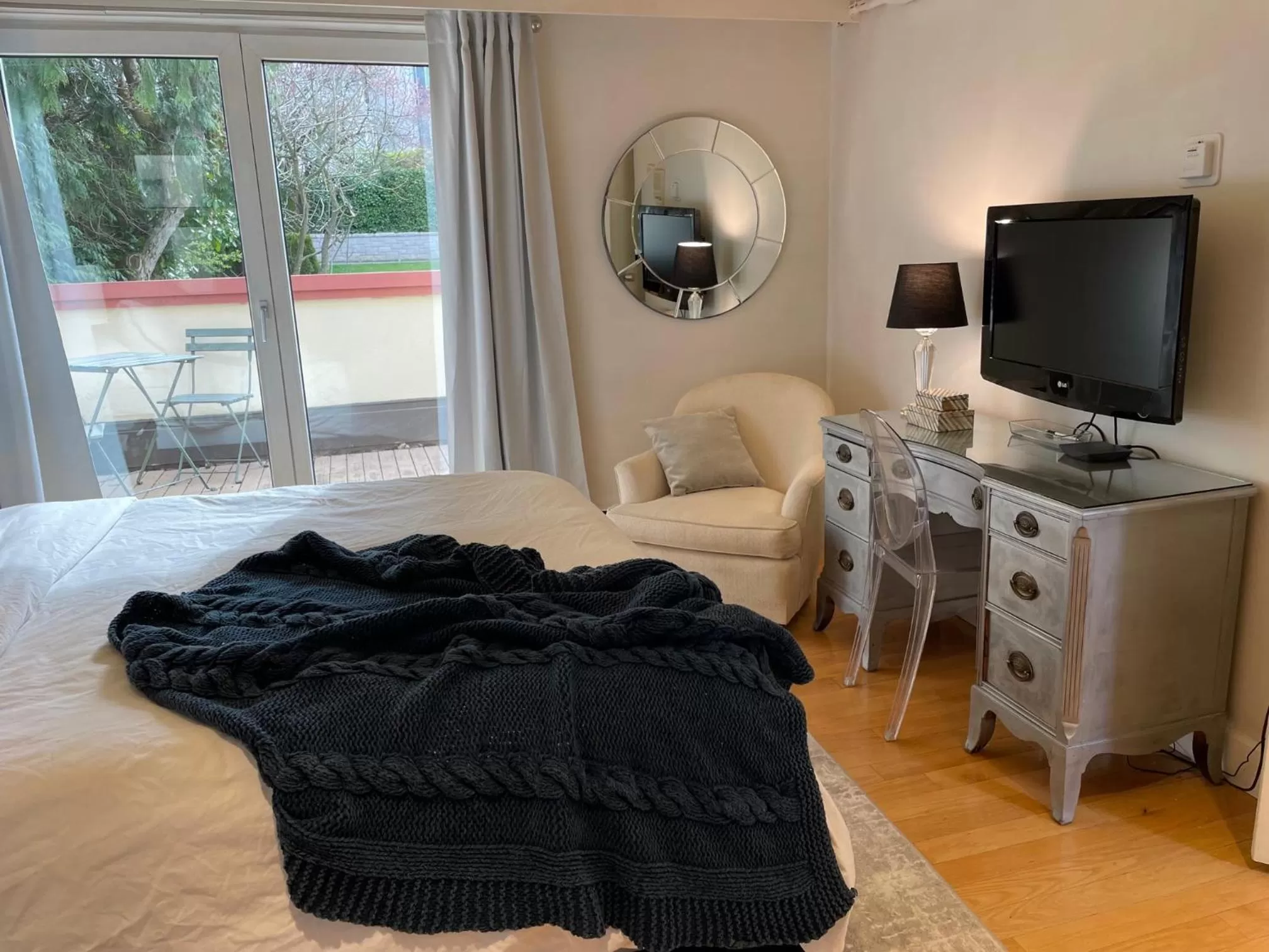 TV and multimedia, TV/Entertainment Center in Suite Smart Vancouver