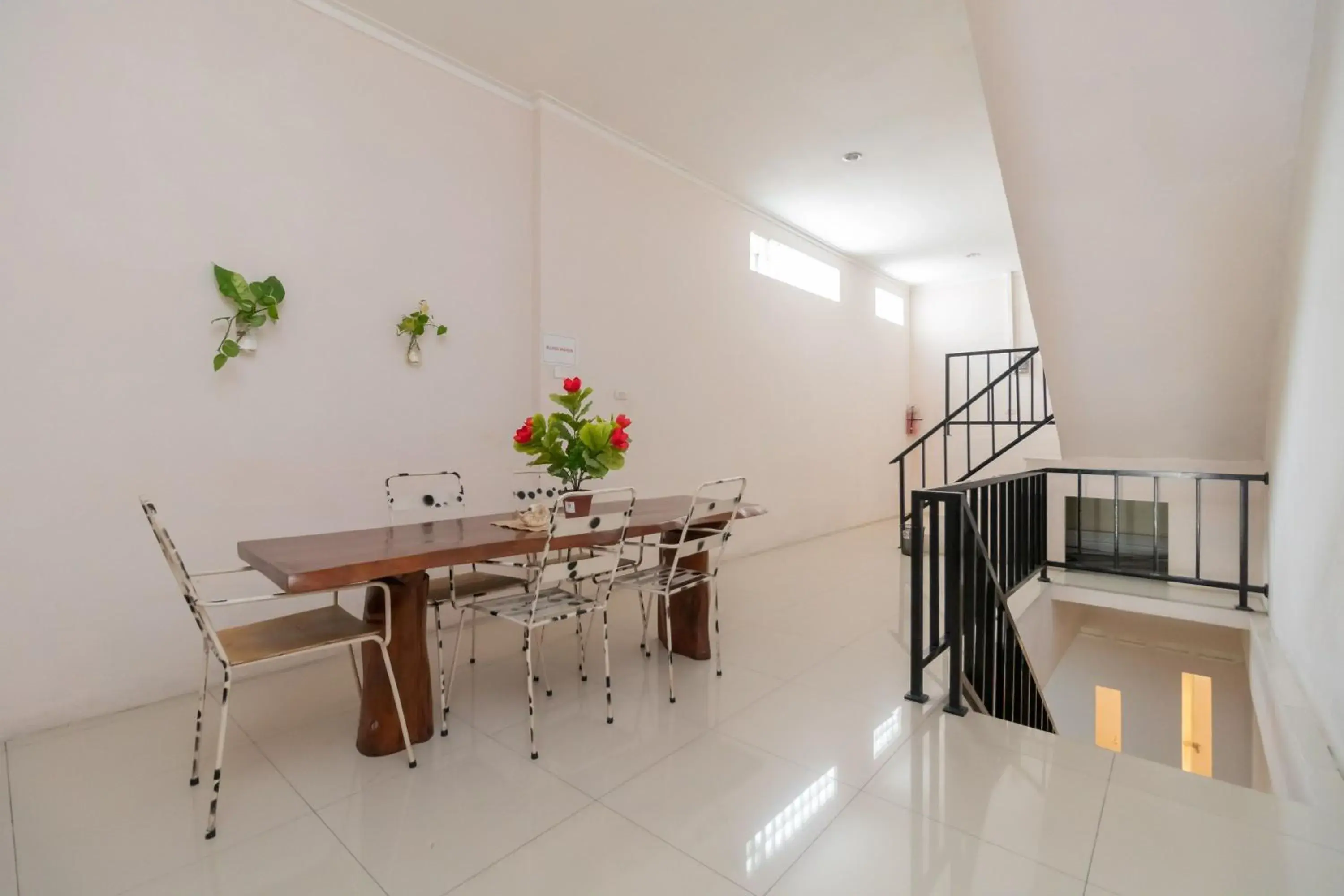 Dining area in RedDoorz At Fella Homestay Medan