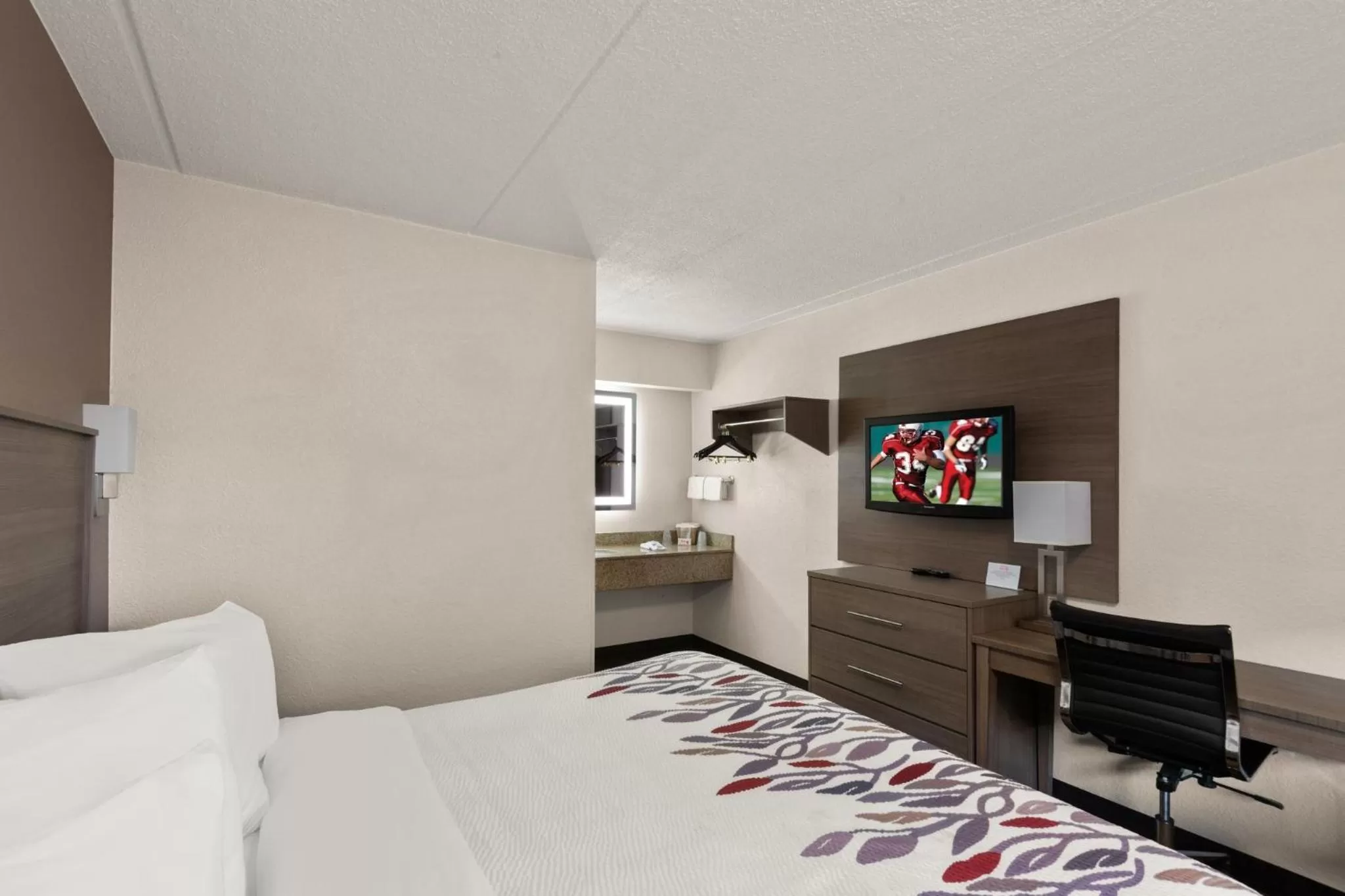 Photo of the whole room, Bed in Red Roof Inn Binghamton - Johnson City