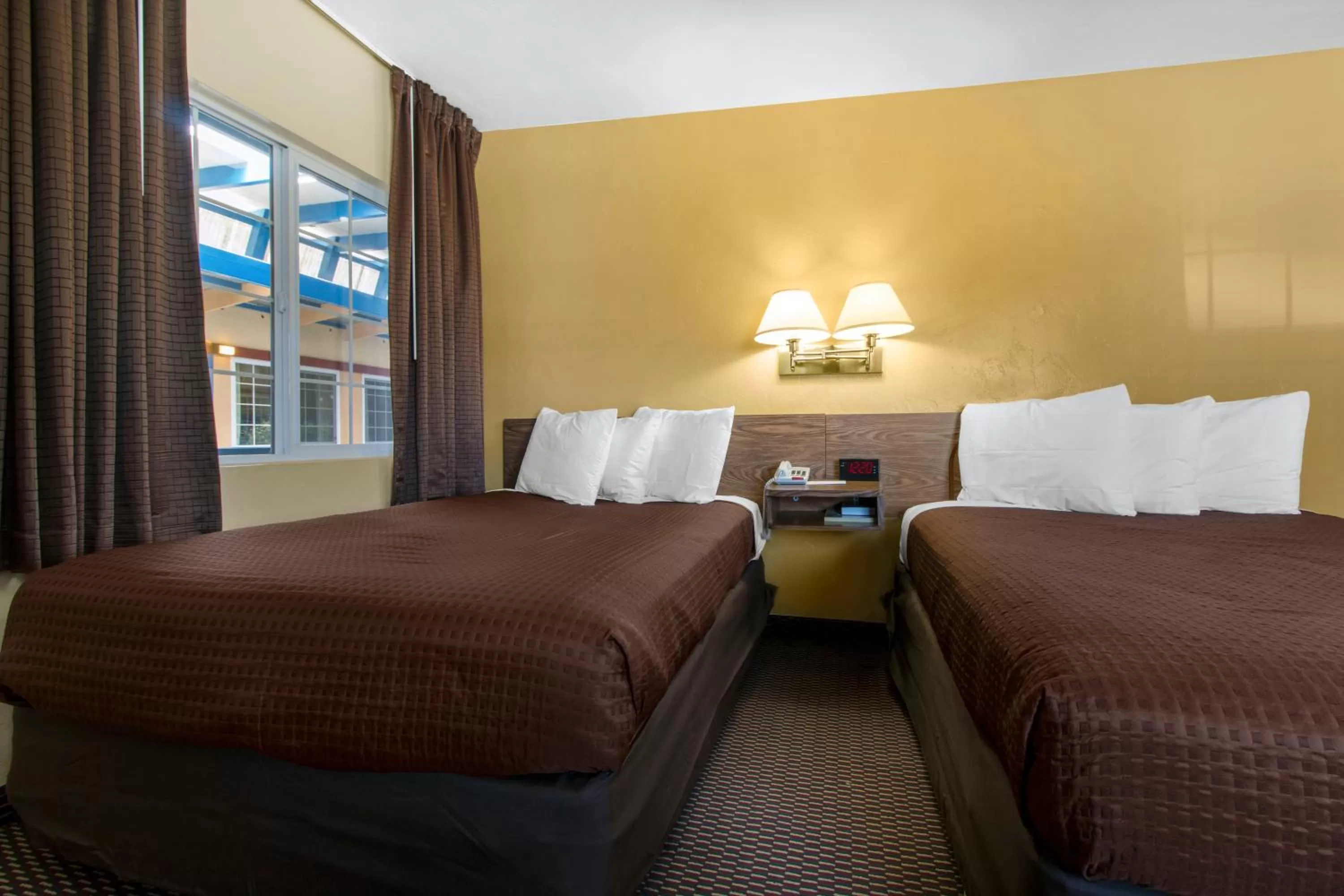 Bed in Eureka Town House Motel - Historic Old Town