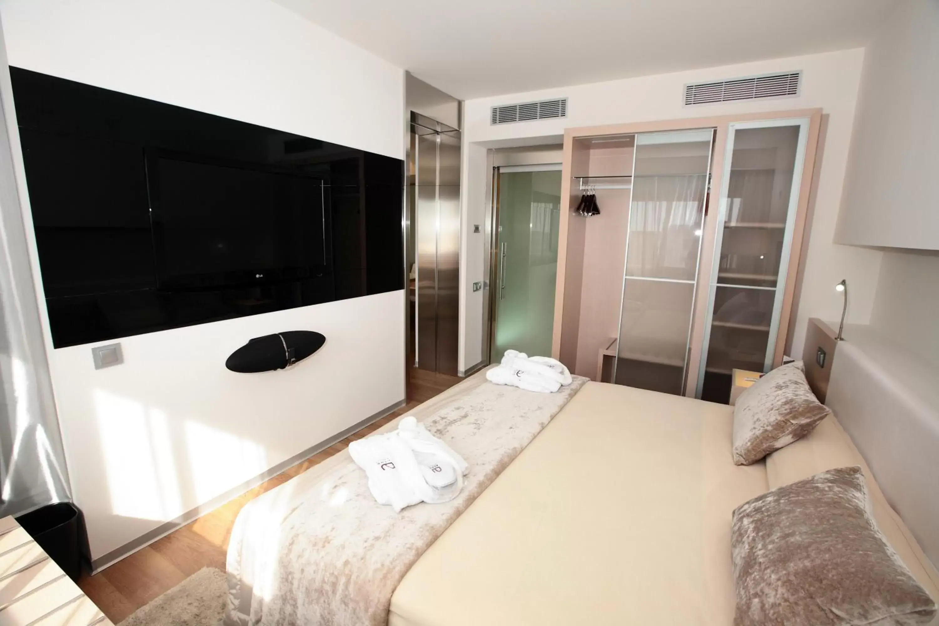 Photo of the whole room, TV/Entertainment Center in Madrid - Retiro, an IHG Hotel