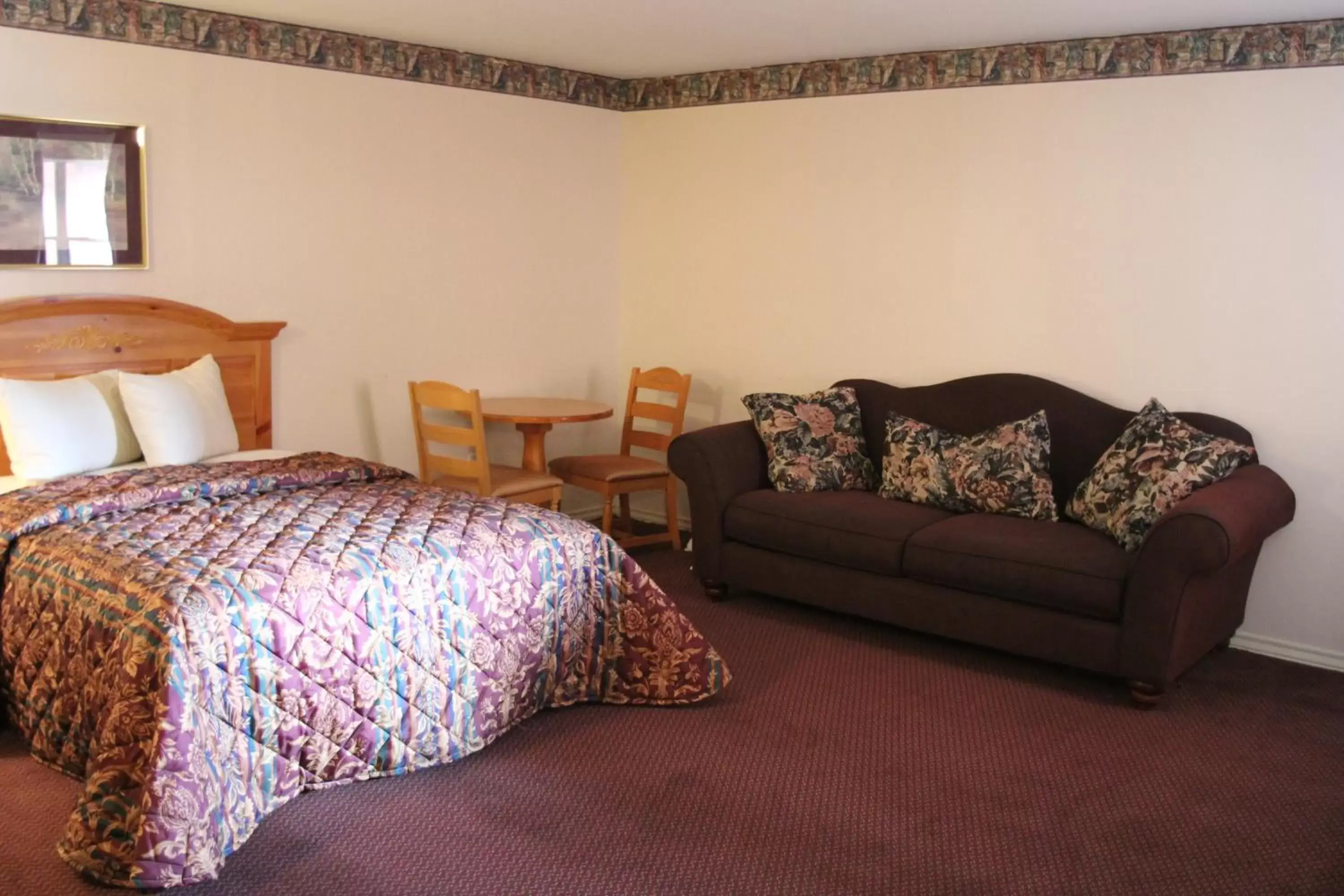 Bed, Seating Area in Lakeside Inn & Suites