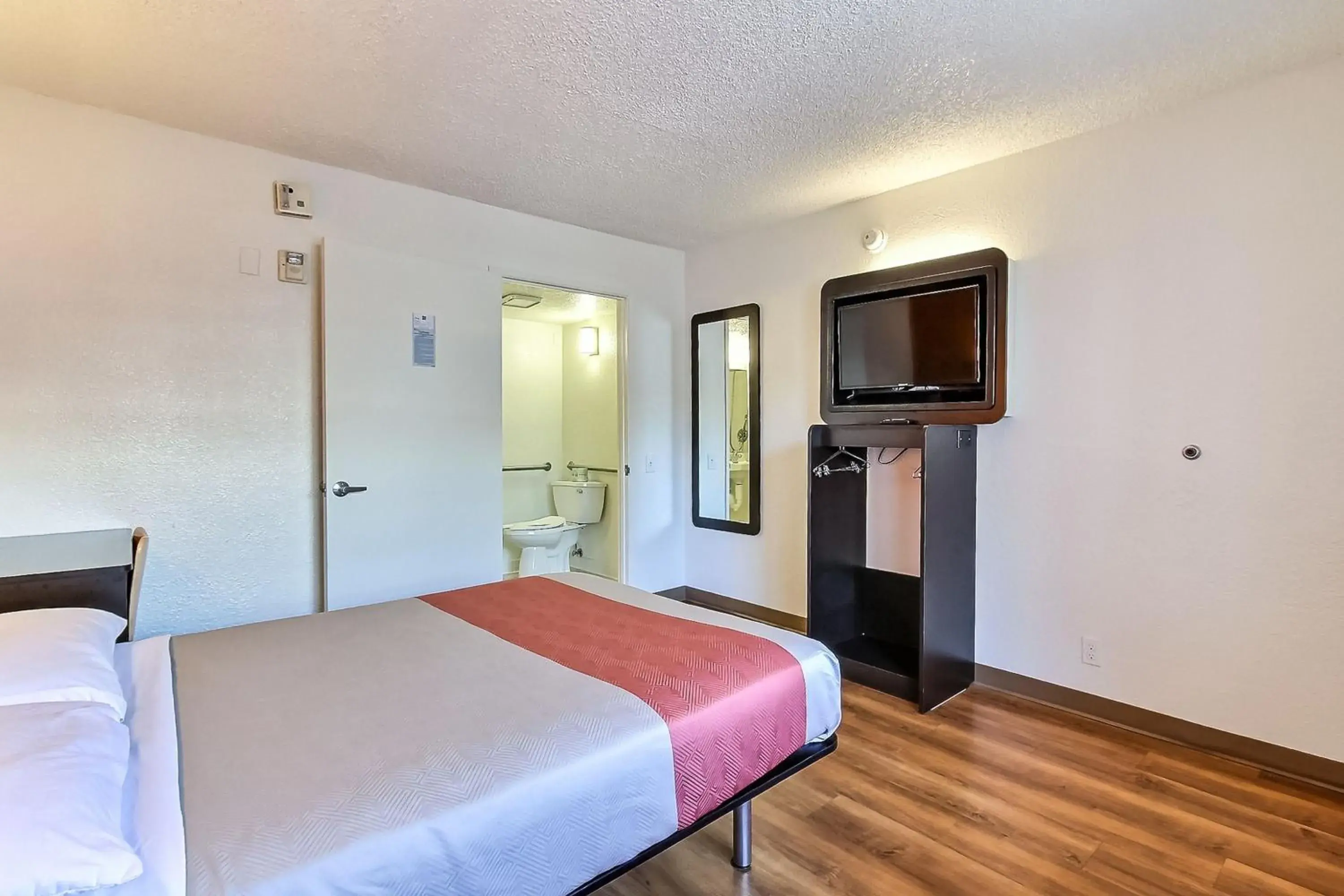 Toilet, Bed in Motel 6-Campbell, CA - San Jose