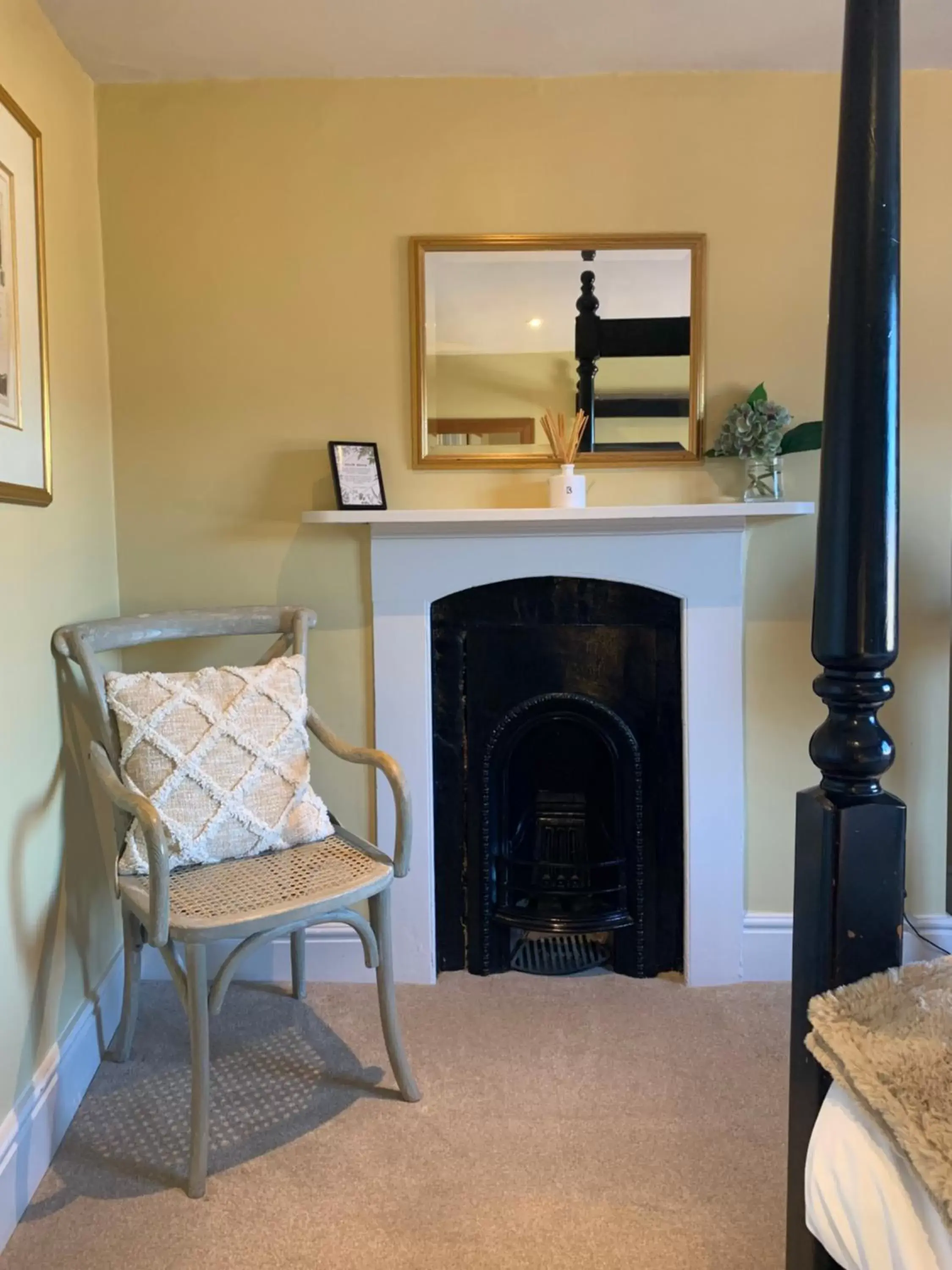 Bedroom, Seating Area in The Black Swan Inn