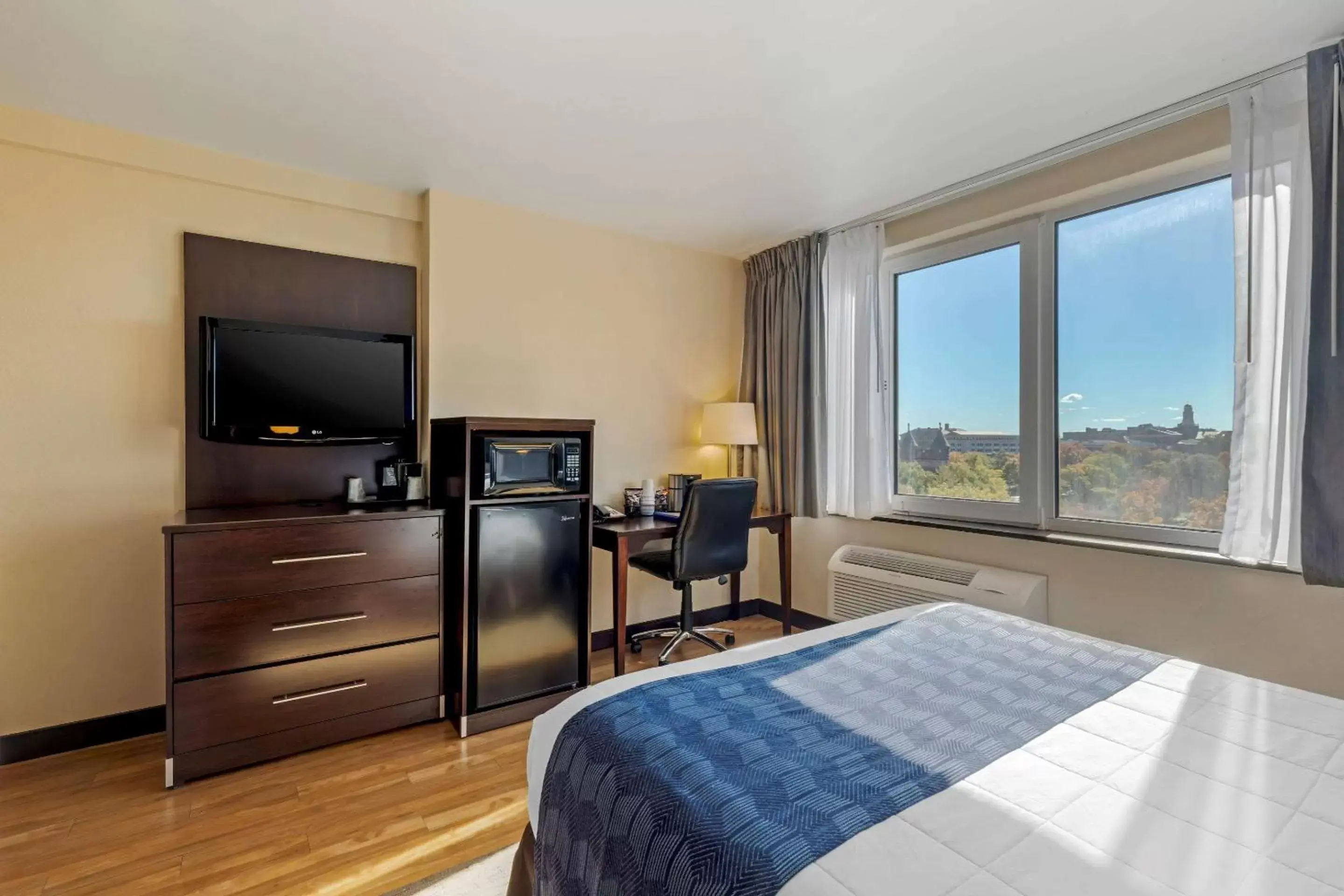 Bedroom, TV/Entertainment Center in The Capitol Hotel, Ascend Hotel Collection