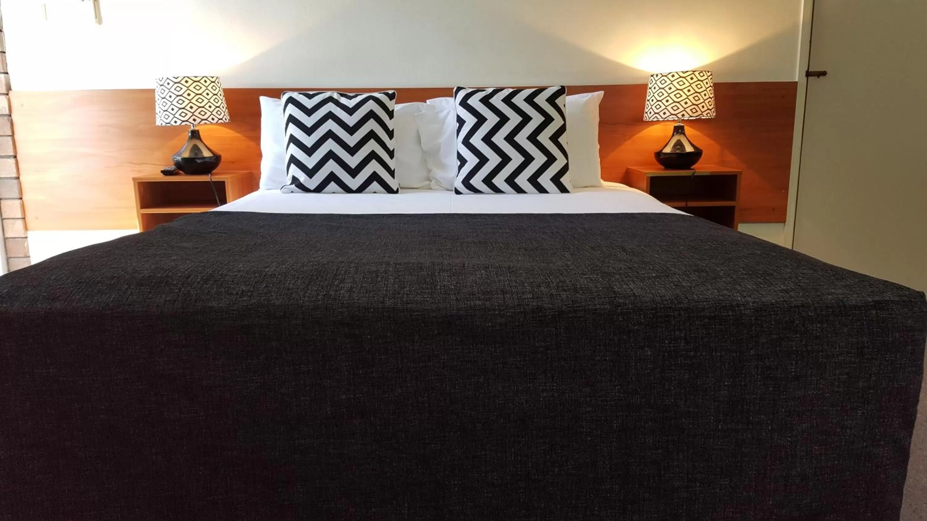 Decorative detail, Bed in Hampton Villa Motel