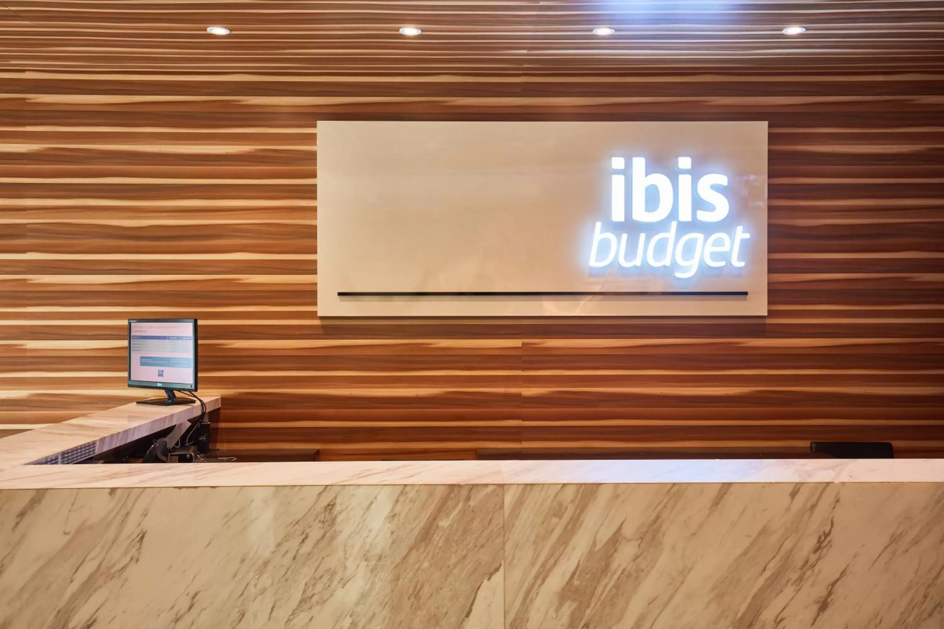 Property logo or sign, TV/Entertainment Center in ibis budget Singapore Crystal