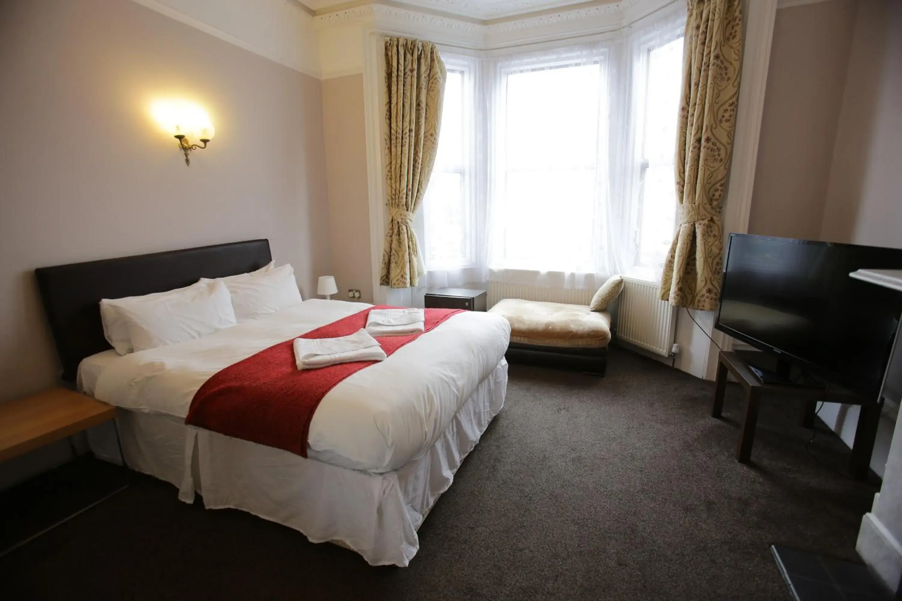 Photo of the whole room, Bed in Manor House London