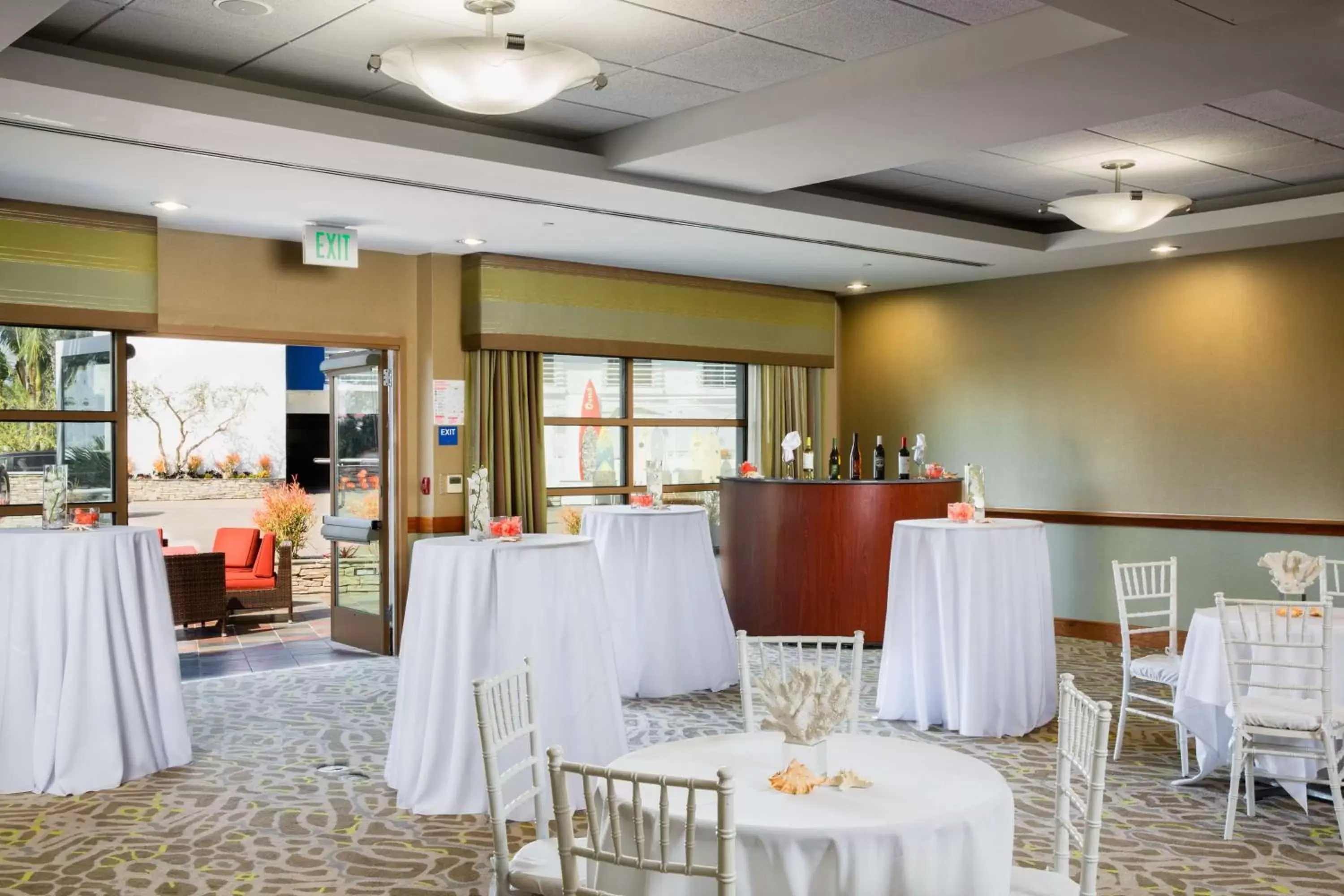 Lounge or bar, Banquet Facilities in DoubleTree Suites by Hilton Doheny Beach