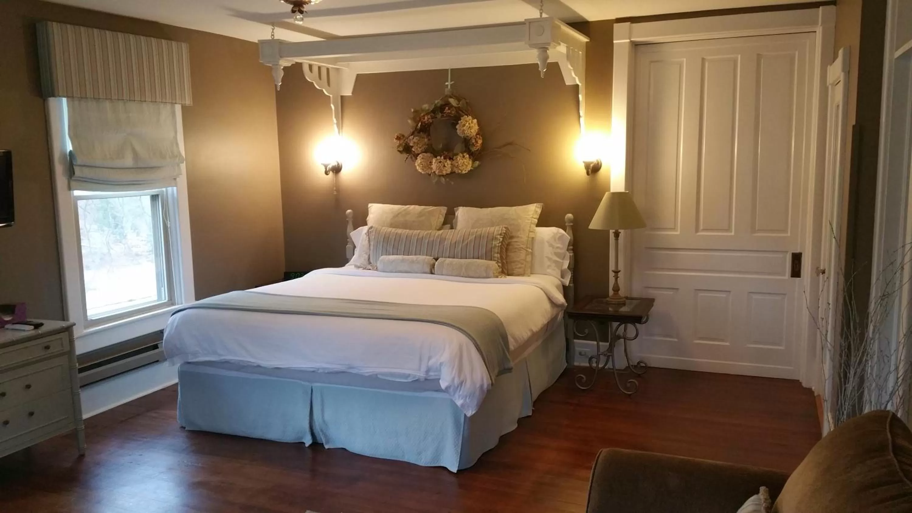 Photo of the whole room, Bed in The Inn at Ragged Edge