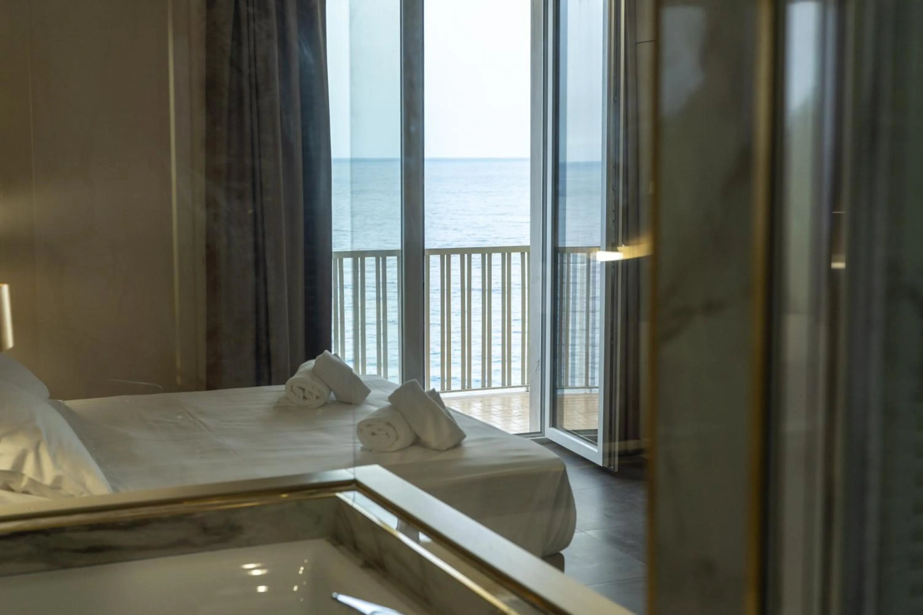 Hot Tub, Bed in Hotel Palace