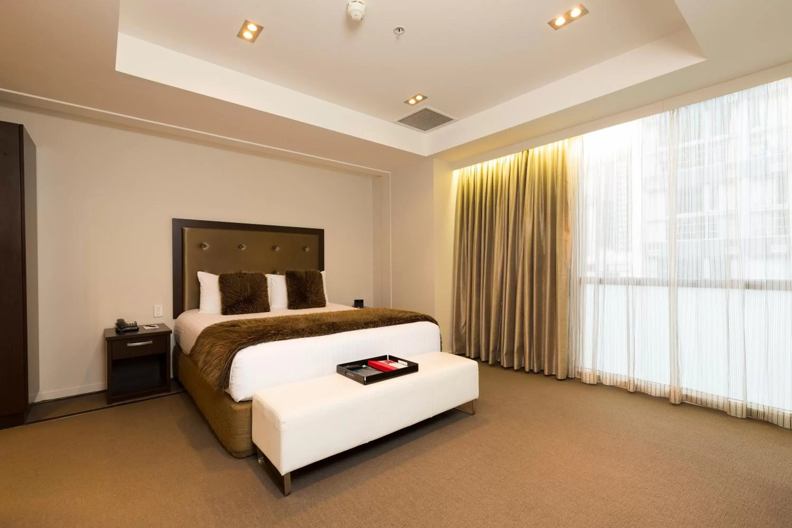 Bedroom, Bed in Rydges Auckland