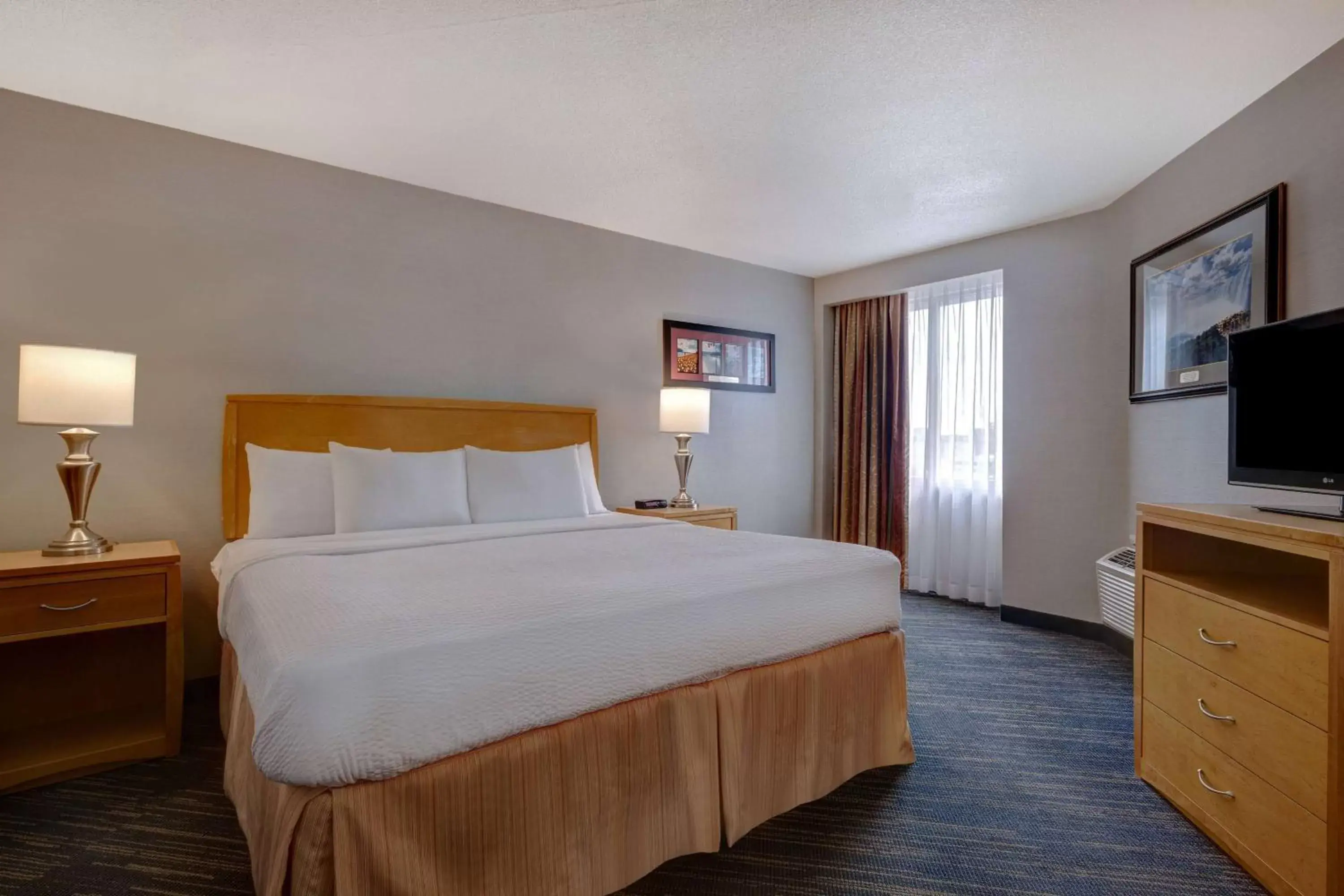 Photo of the whole room, Bed in Days Inn by Wyndham Niagara Falls Near The Falls