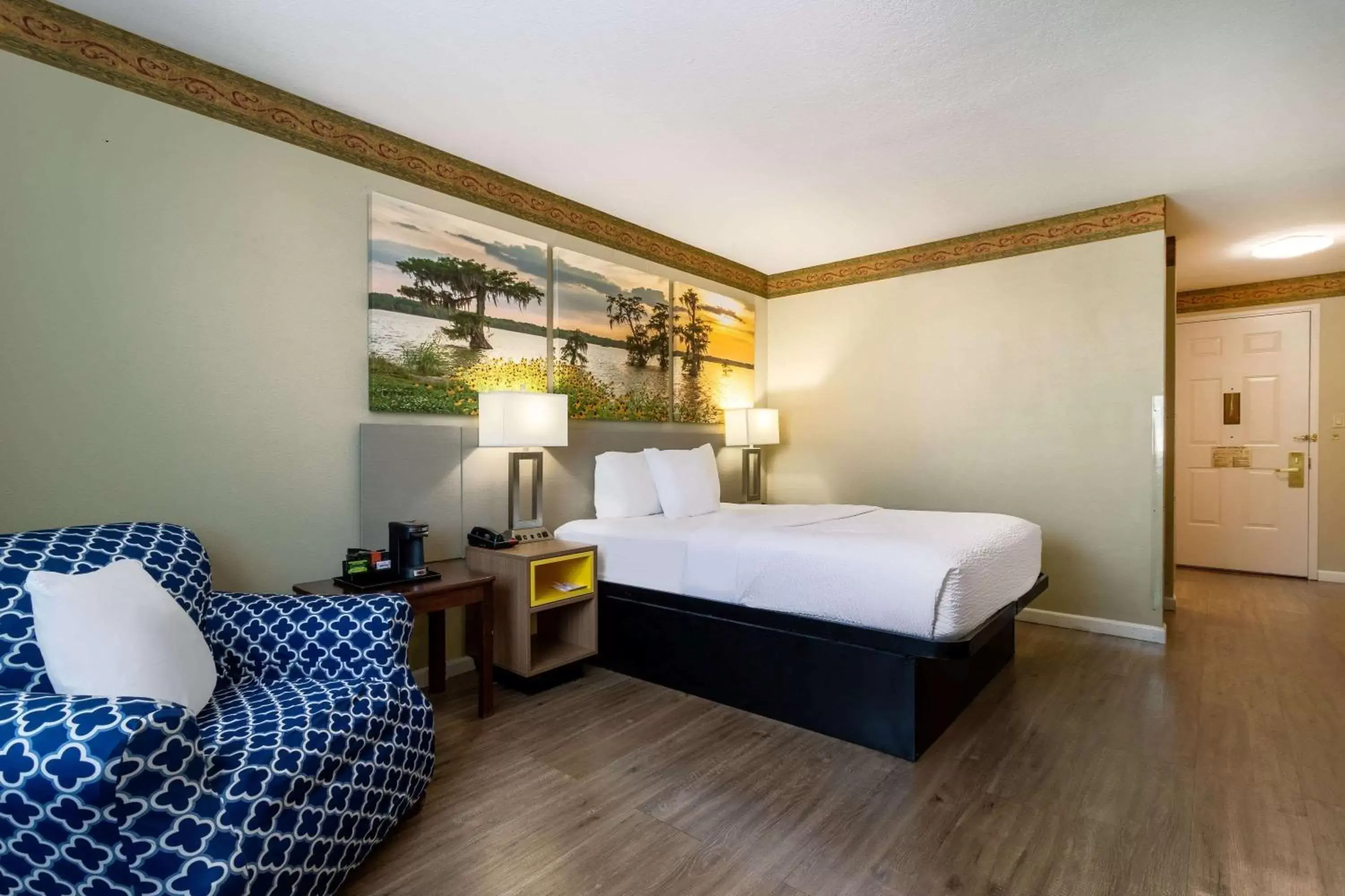 Photo of the whole room, Bed in Days Inn by Wyndham Mountain Home