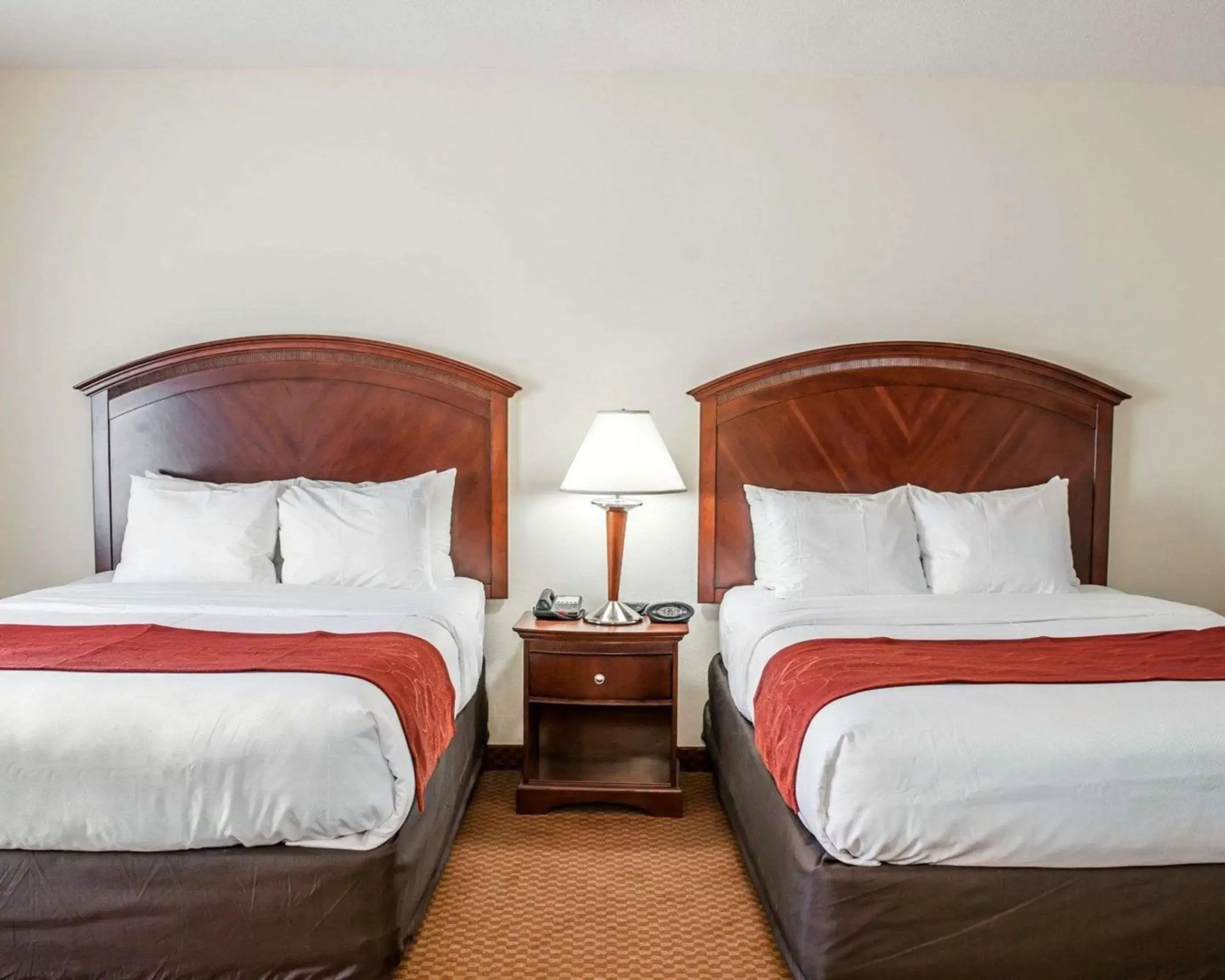 Photo of the whole room, Bed in Comfort Suites near Indianapolis Airport